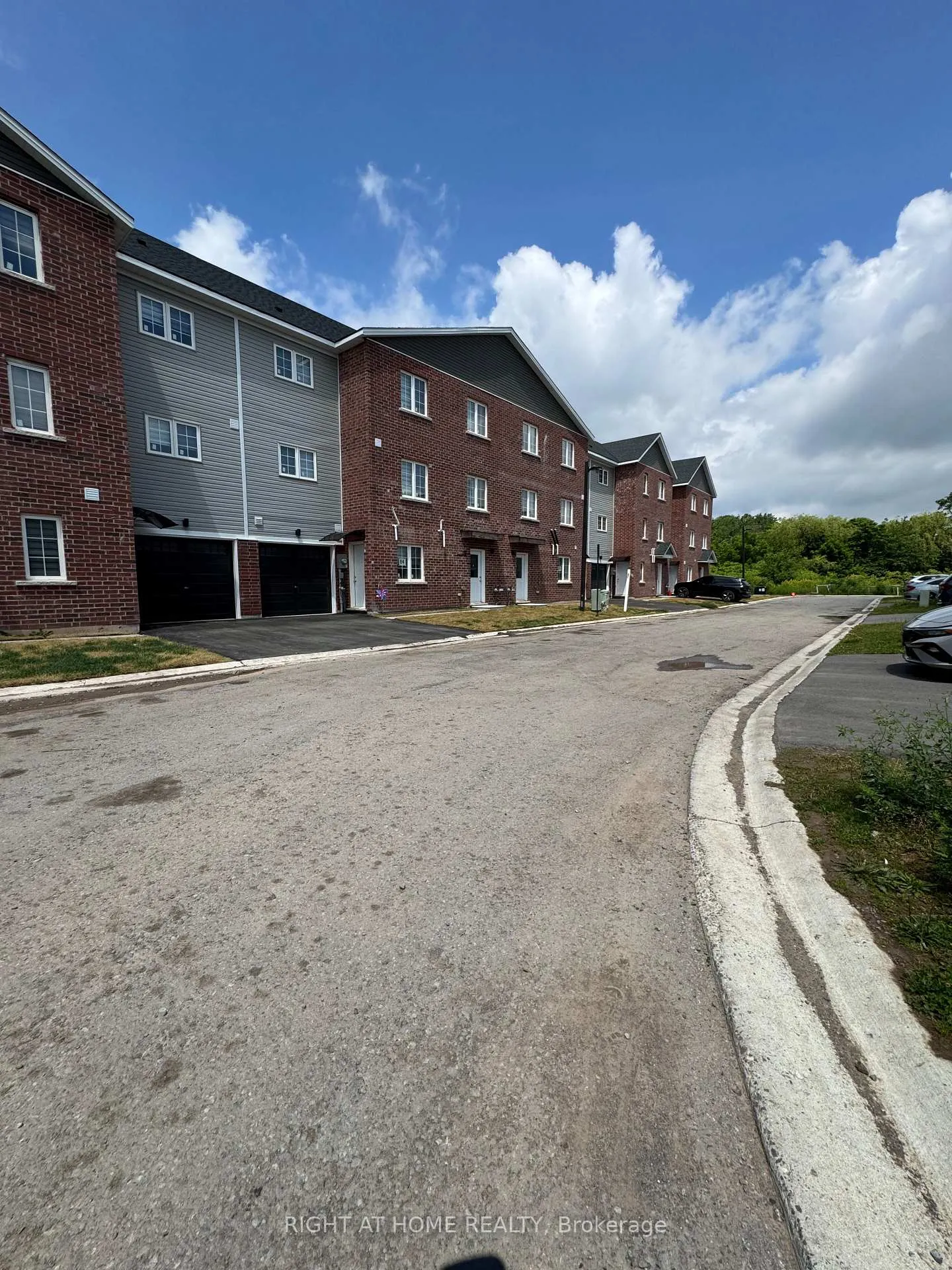 Photo 26 of Unit (Main), 119 Highriver Trail, Welland, Broadway — HOMEH