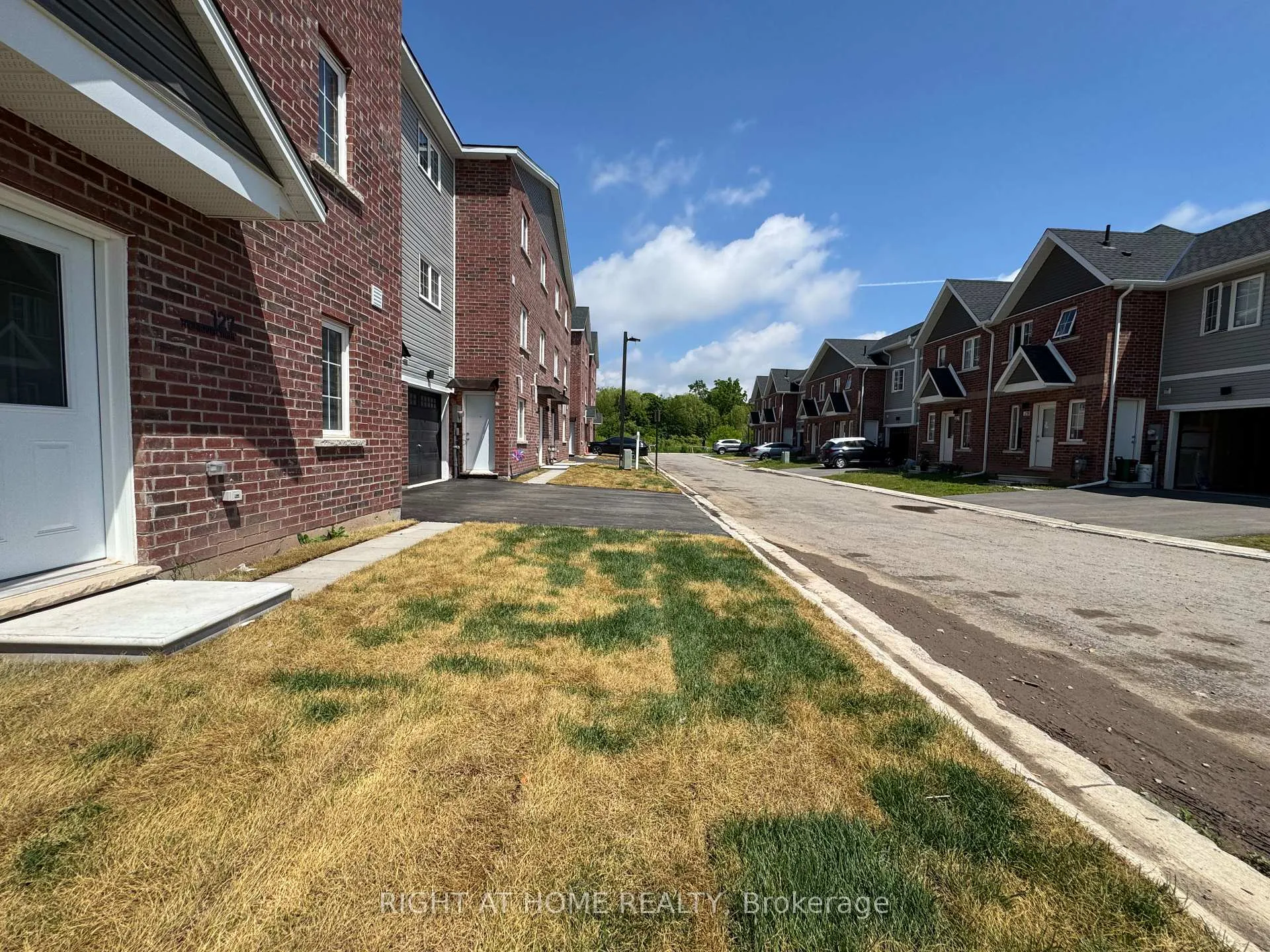Photo 27 of Unit (Main), 119 Highriver Trail, Welland, Broadway — HOMEH