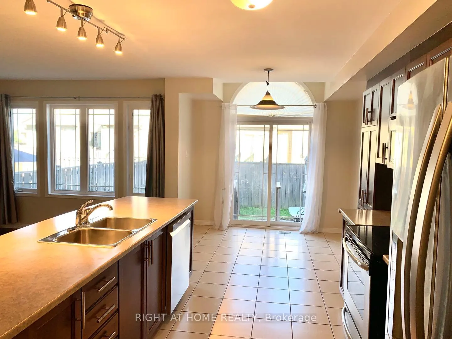 Photo 6 of 1602 Westhall Way, Ottawa, Kanata - Emerald Meadows/Trailwest — HOMEH
