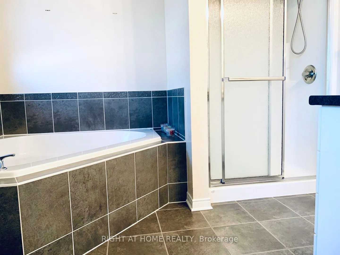 Photo 13 of 1602 Westhall Way, Ottawa, Kanata - Emerald Meadows/Trailwest — HOMEH
