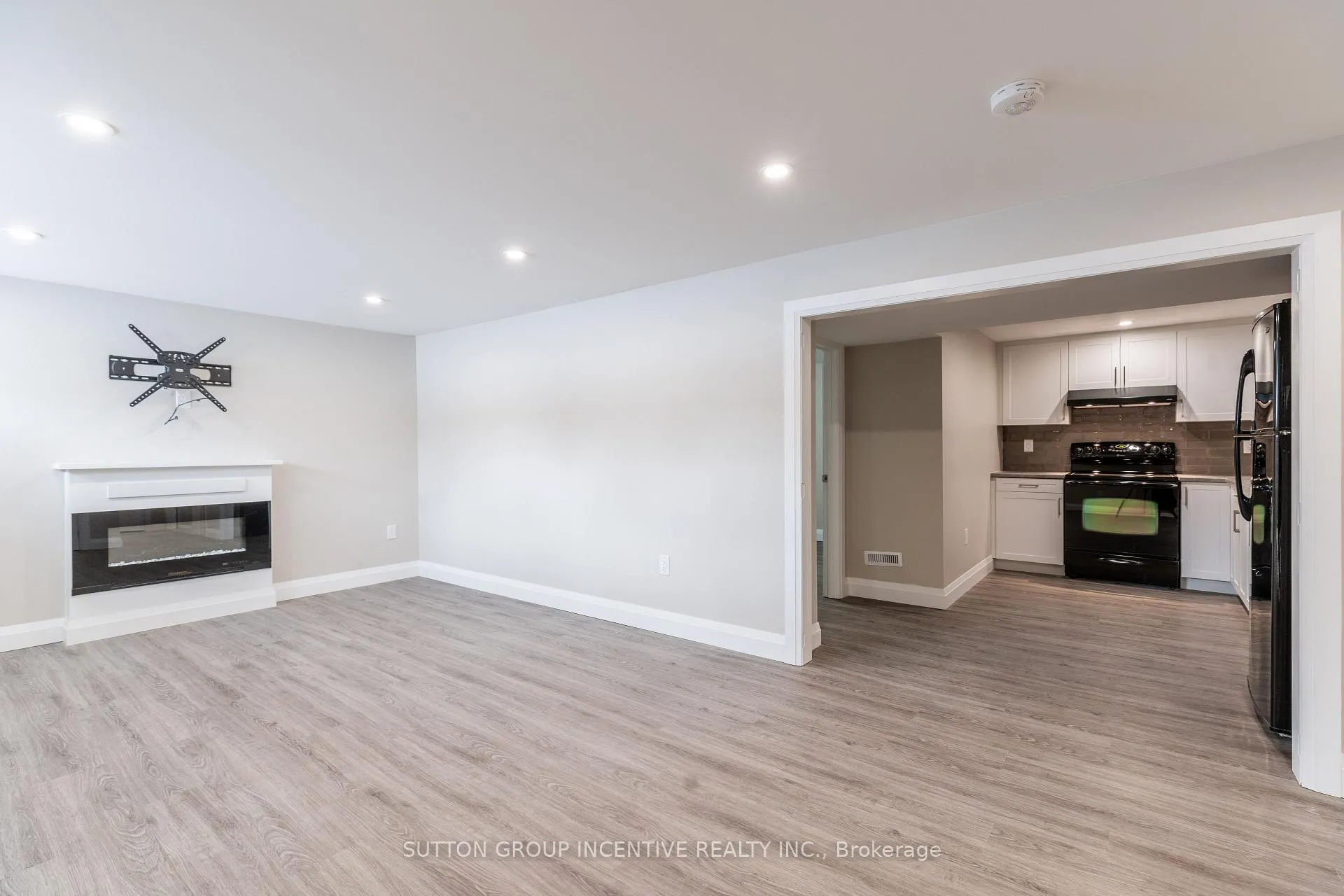 Photo 11 of 240 Wellington Street E, Barrie, Wellington — HOMEH