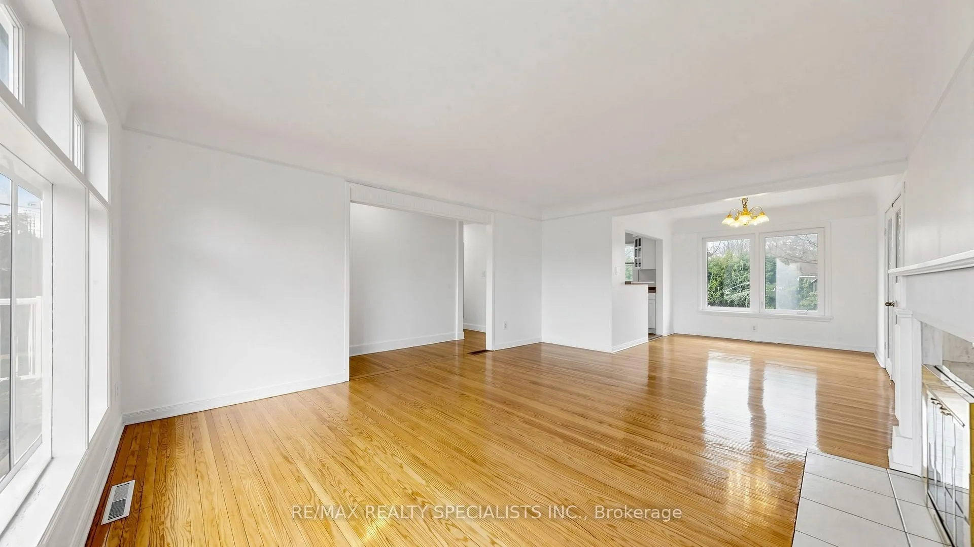 Photo 4 of 124 Village Road, St. Catharines, Glendale/Glenridge — HOMEH