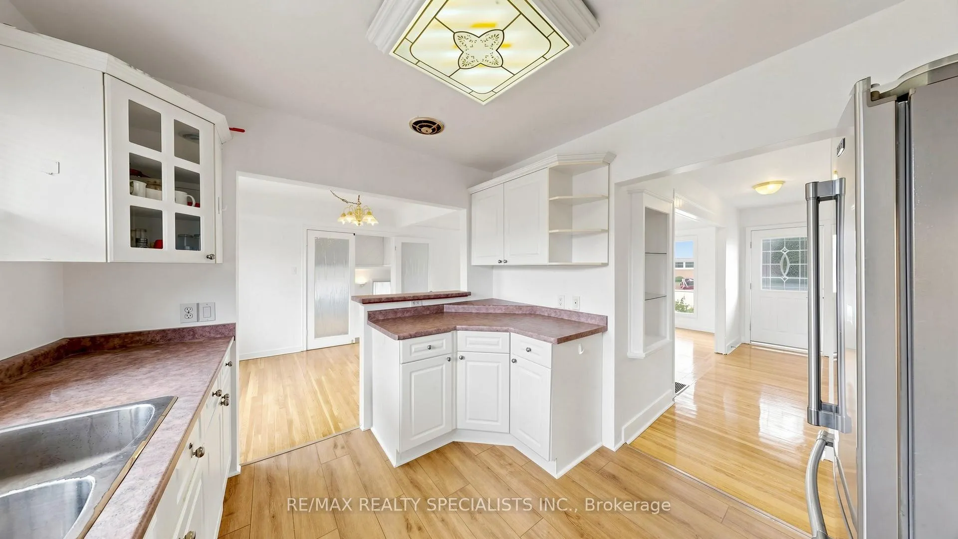 Photo 8 of 124 Village Road, St. Catharines, Glendale/Glenridge — HOMEH