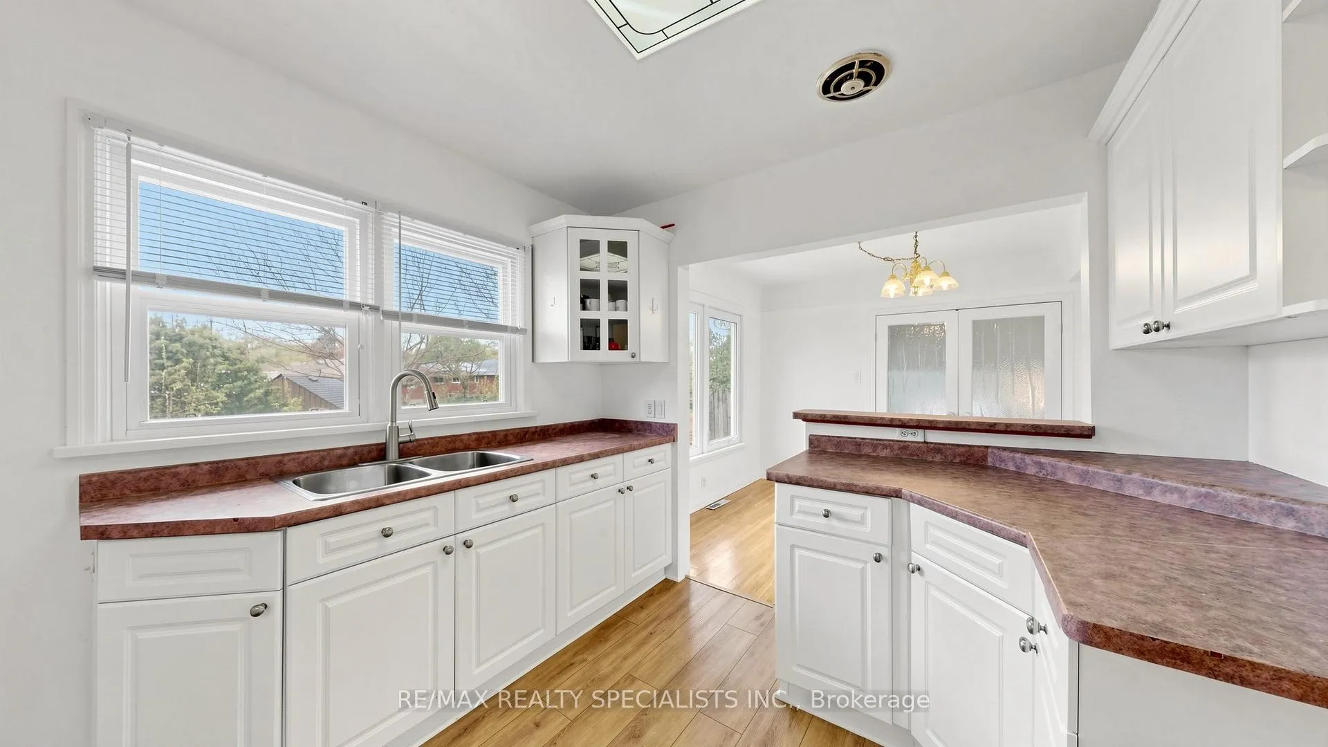 Photo 9 of 124 Village Road, St. Catharines, Glendale/Glenridge — HOMEH