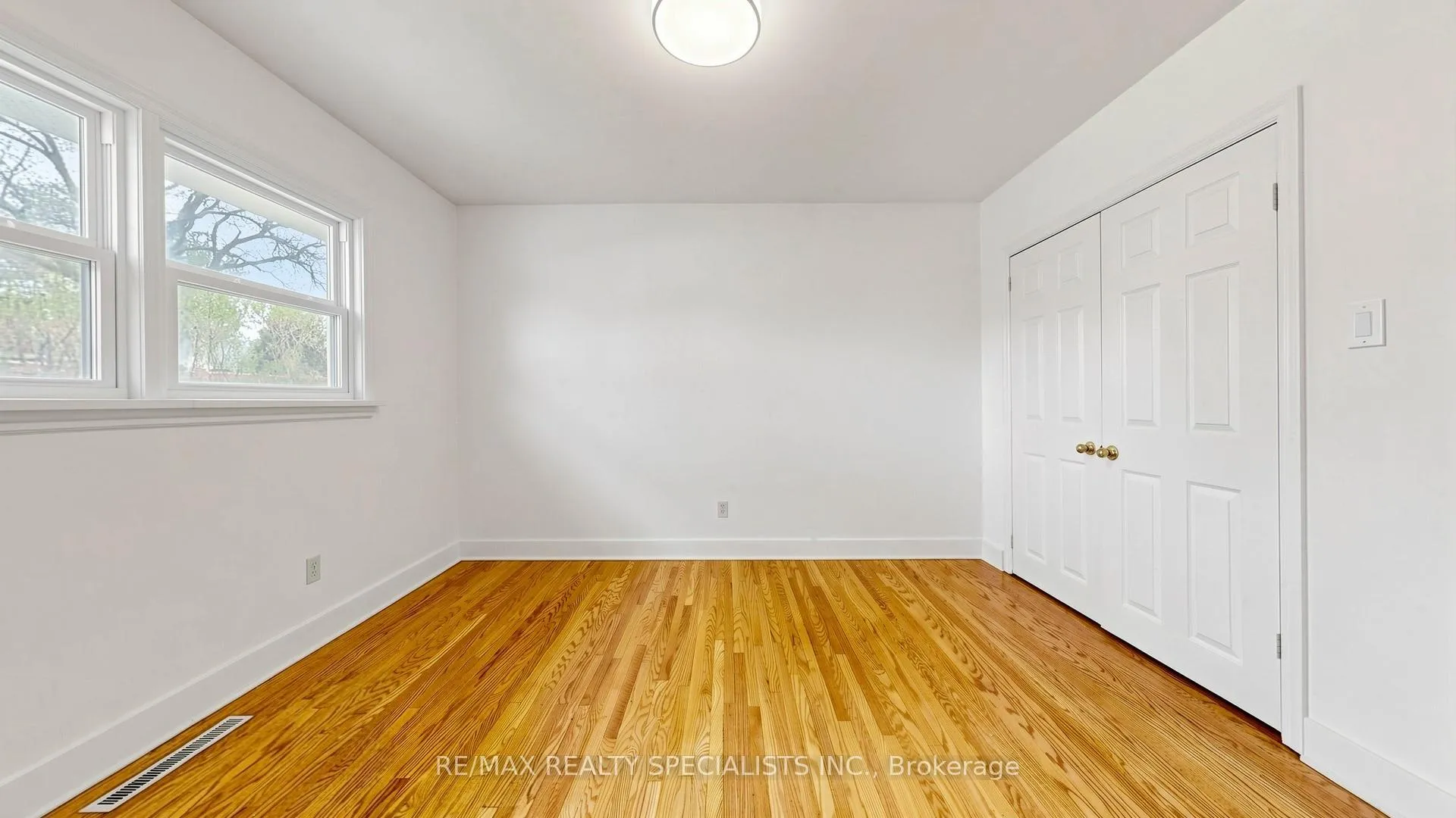 Photo 11 of 124 Village Road, St. Catharines, Glendale/Glenridge — HOMEH