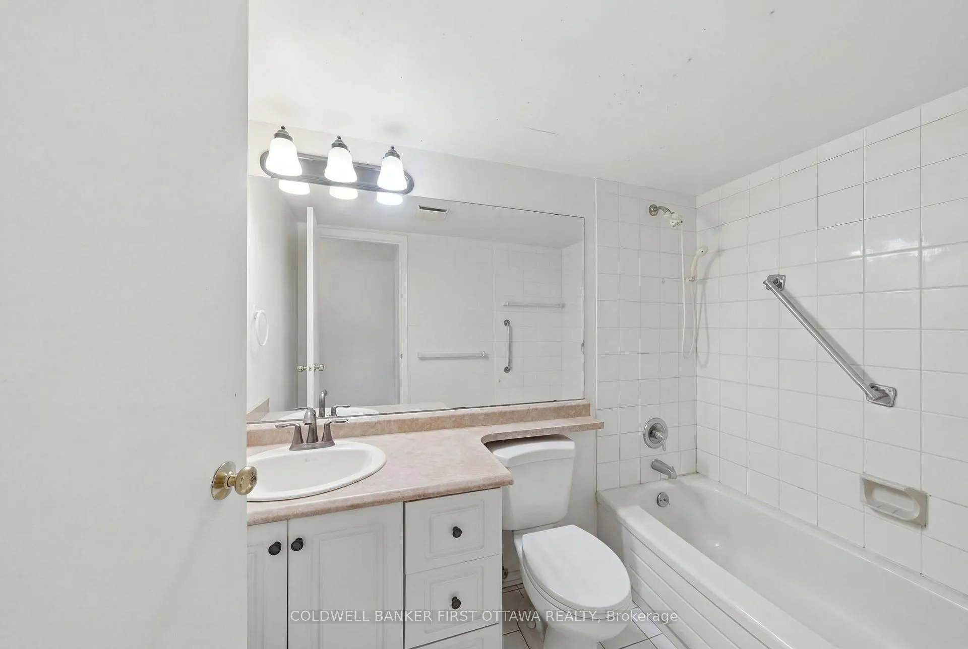 Photo 18 of Unit 402, 222 Guigues Avenue, Ottawa, Lower Town/Byward Market — HOMEH