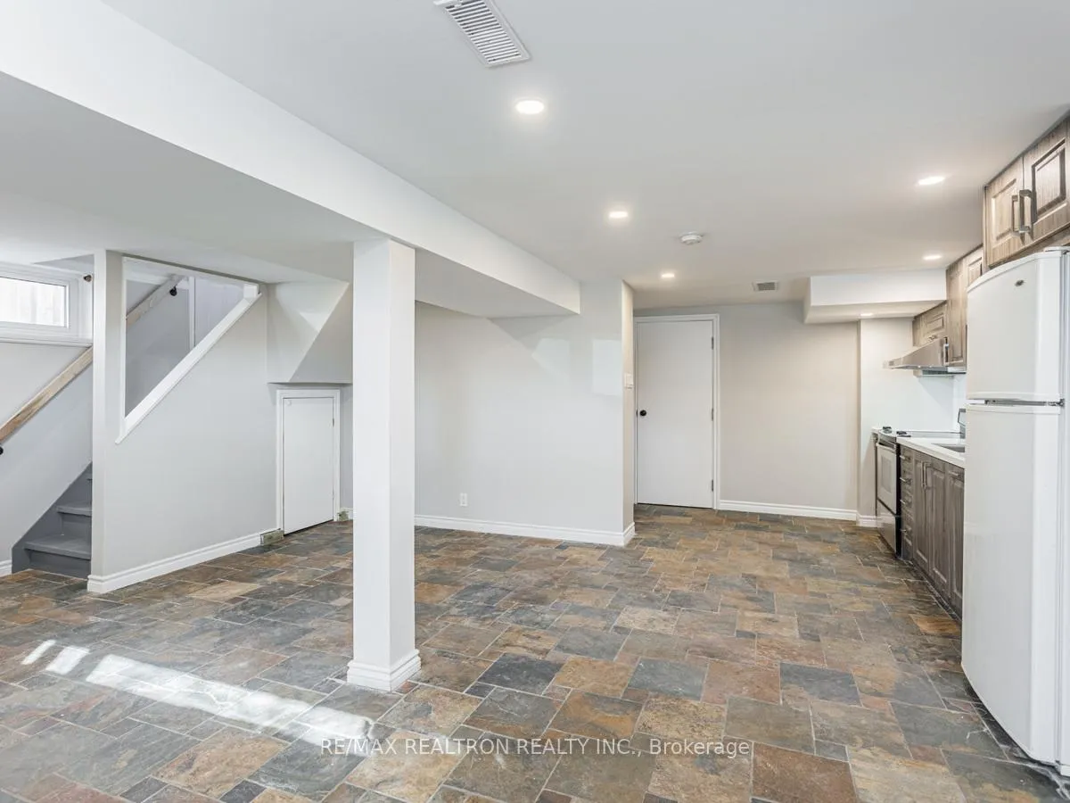 Photo 4 of 72B Dunning Avenue, Aurora, Aurora Village — HOMEH