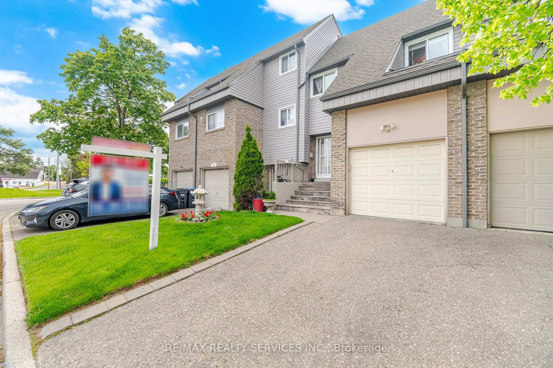 Photo 2 of 14 Tara Park Crescent, Brampton, Brampton North — HOMEH