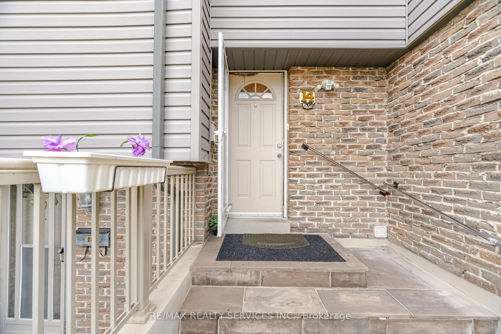 Photo 3 of 14 Tara Park Crescent, Brampton, Brampton North — HOMEH