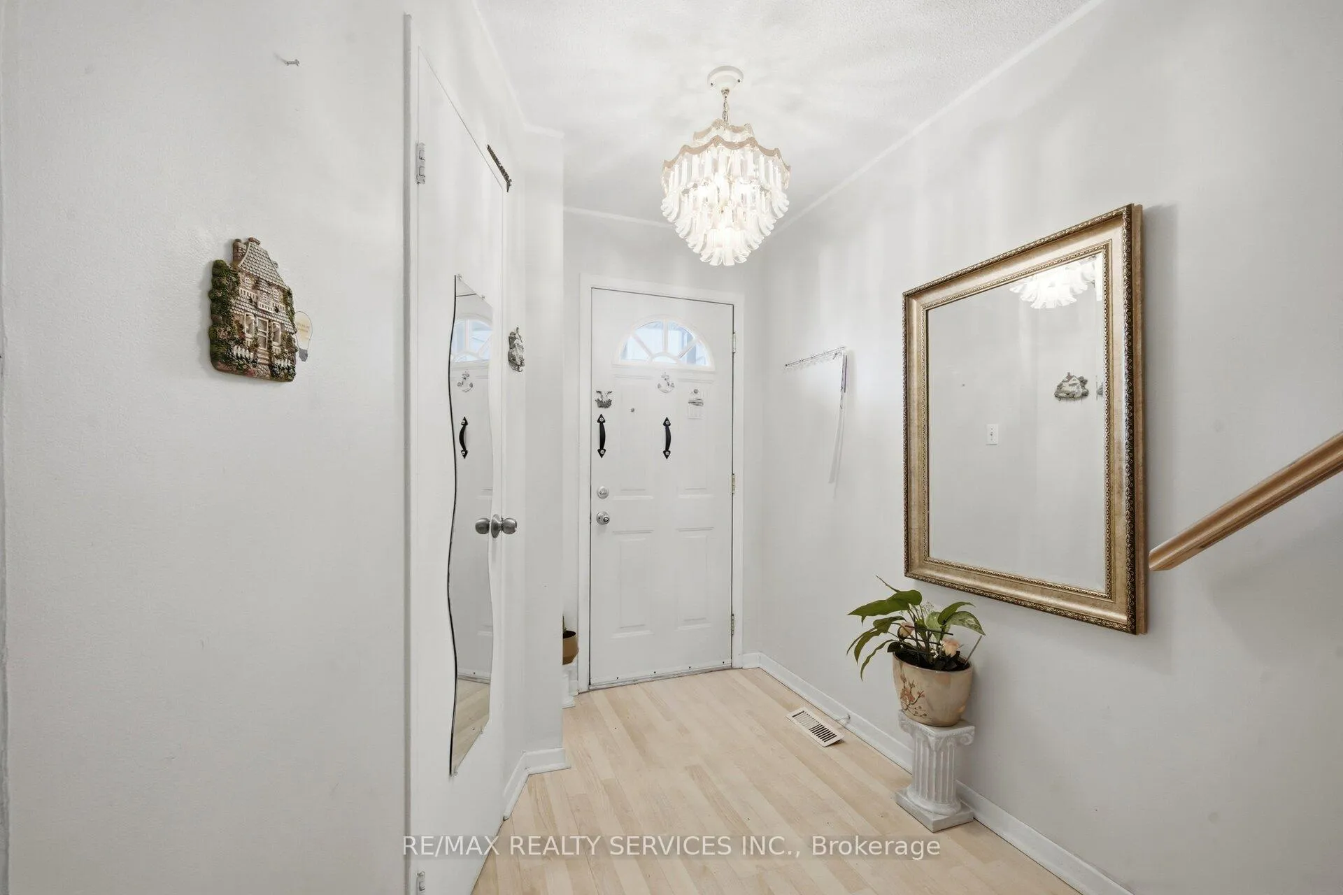 Photo 4 of 14 Tara Park Crescent, Brampton, Brampton North — HOMEH