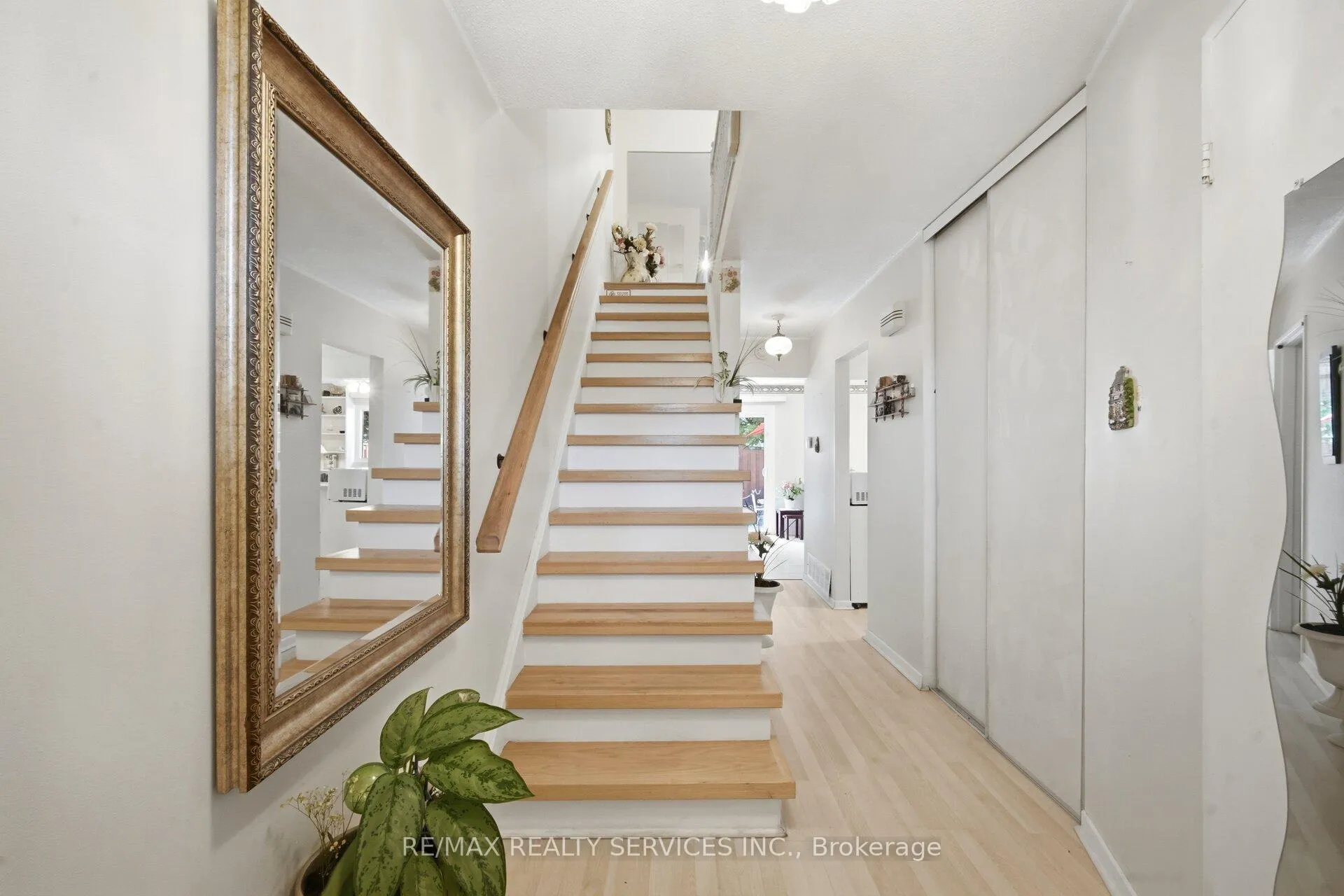 Photo 5 of 14 Tara Park Crescent, Brampton, Brampton North — HOMEH