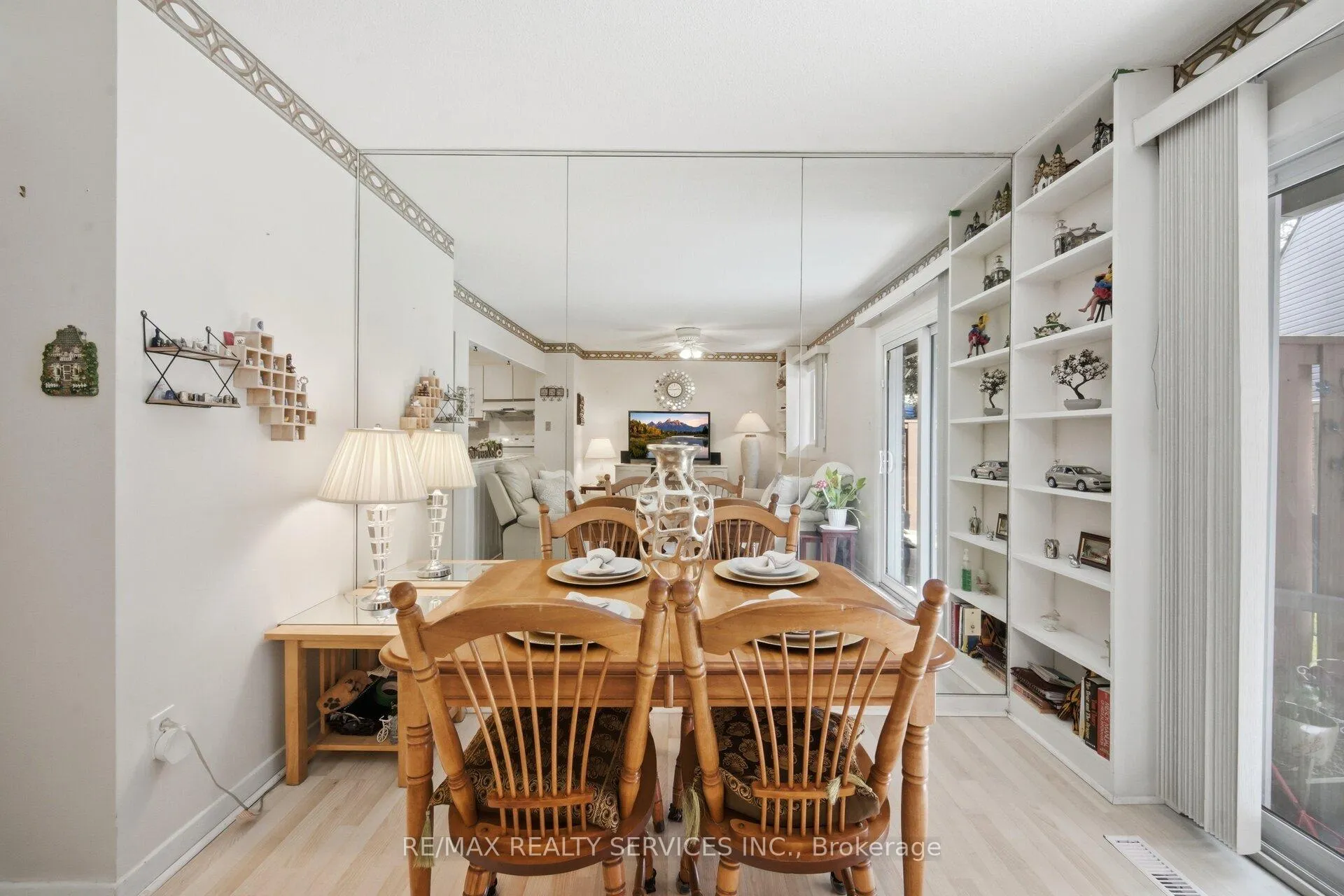 Photo 9 of 14 Tara Park Crescent, Brampton, Brampton North — HOMEH