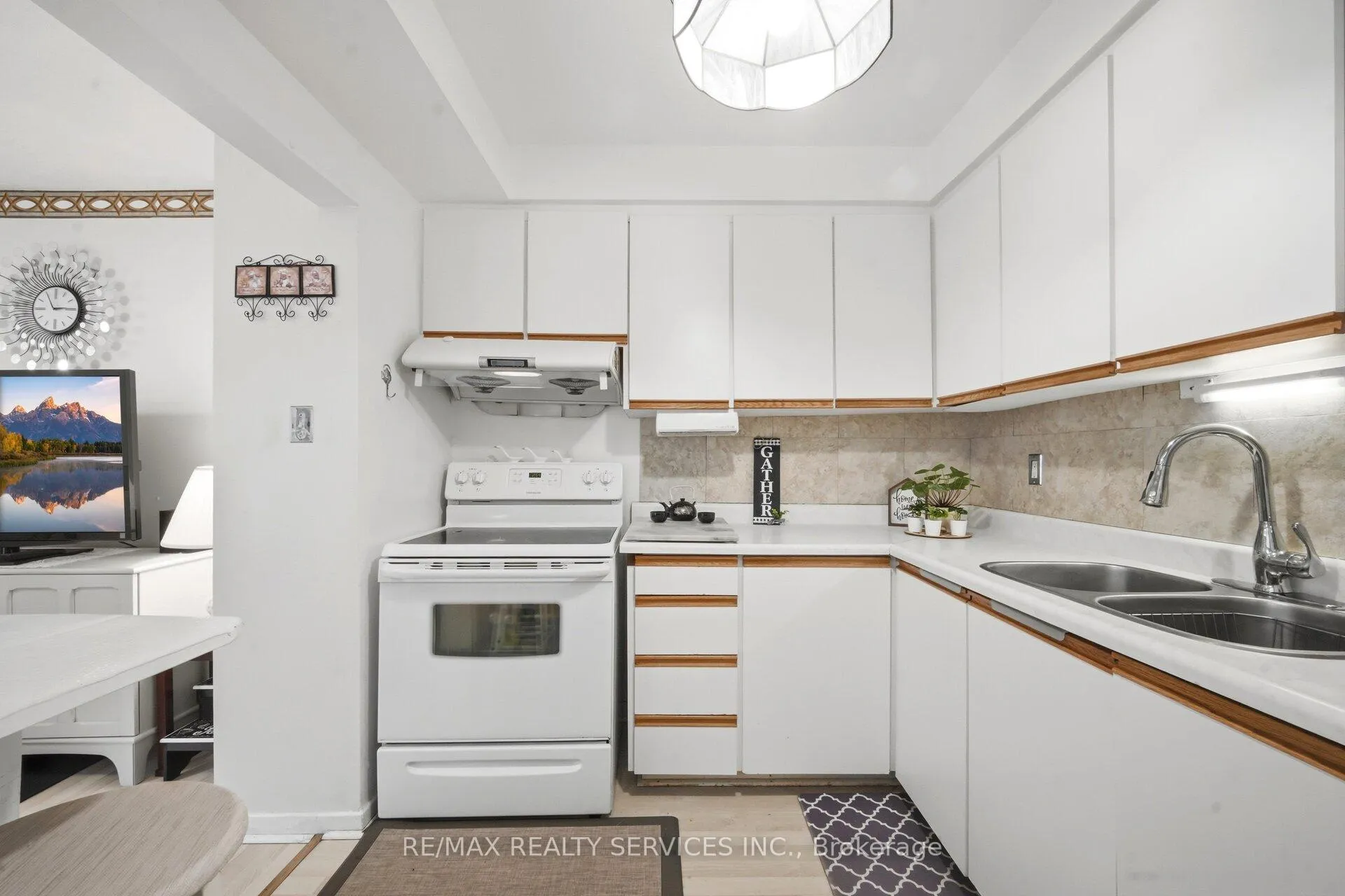 Photo 15 of 14 Tara Park Crescent, Brampton, Brampton North — HOMEH