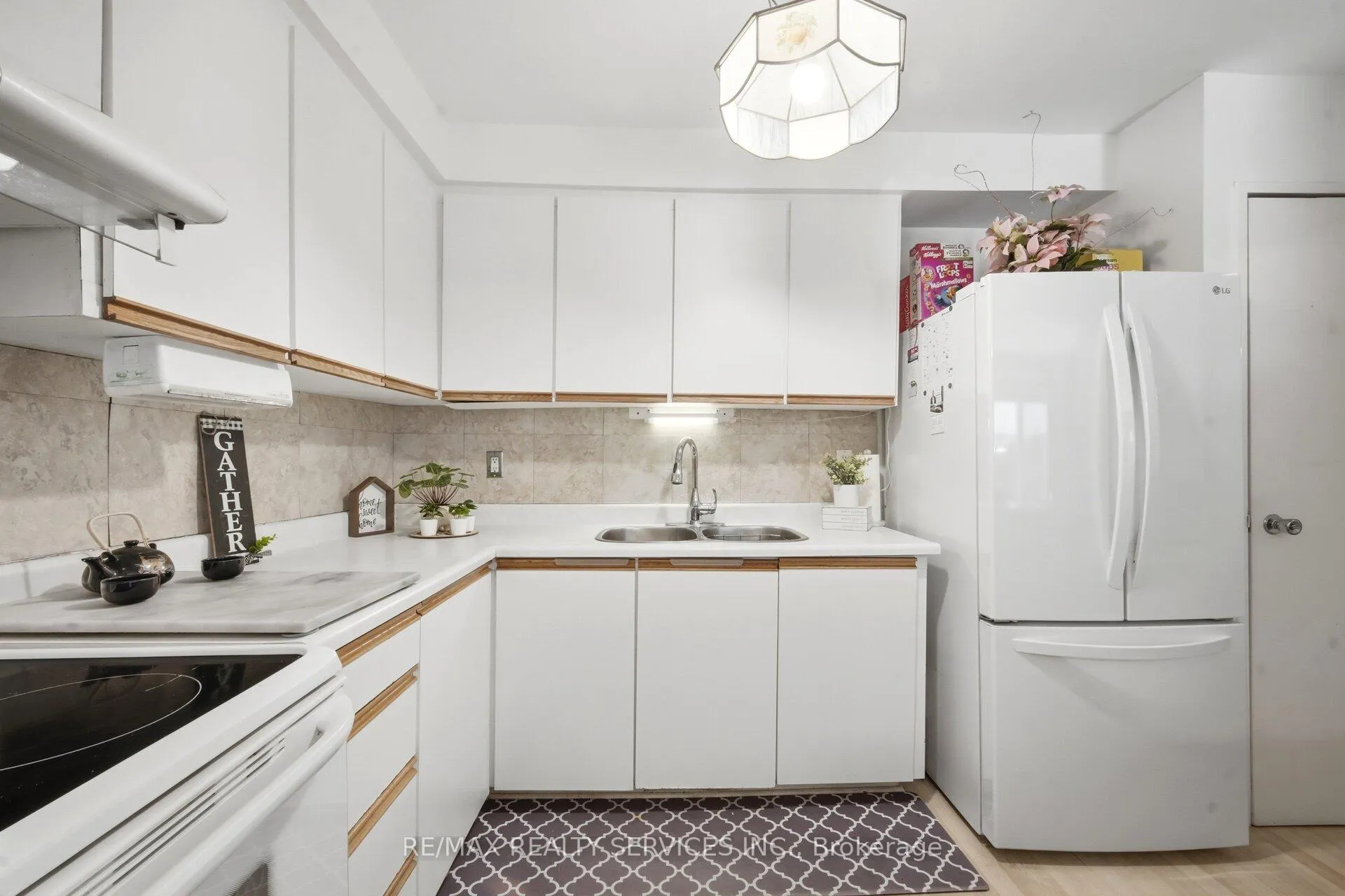 Photo 16 of 14 Tara Park Crescent, Brampton, Brampton North — HOMEH