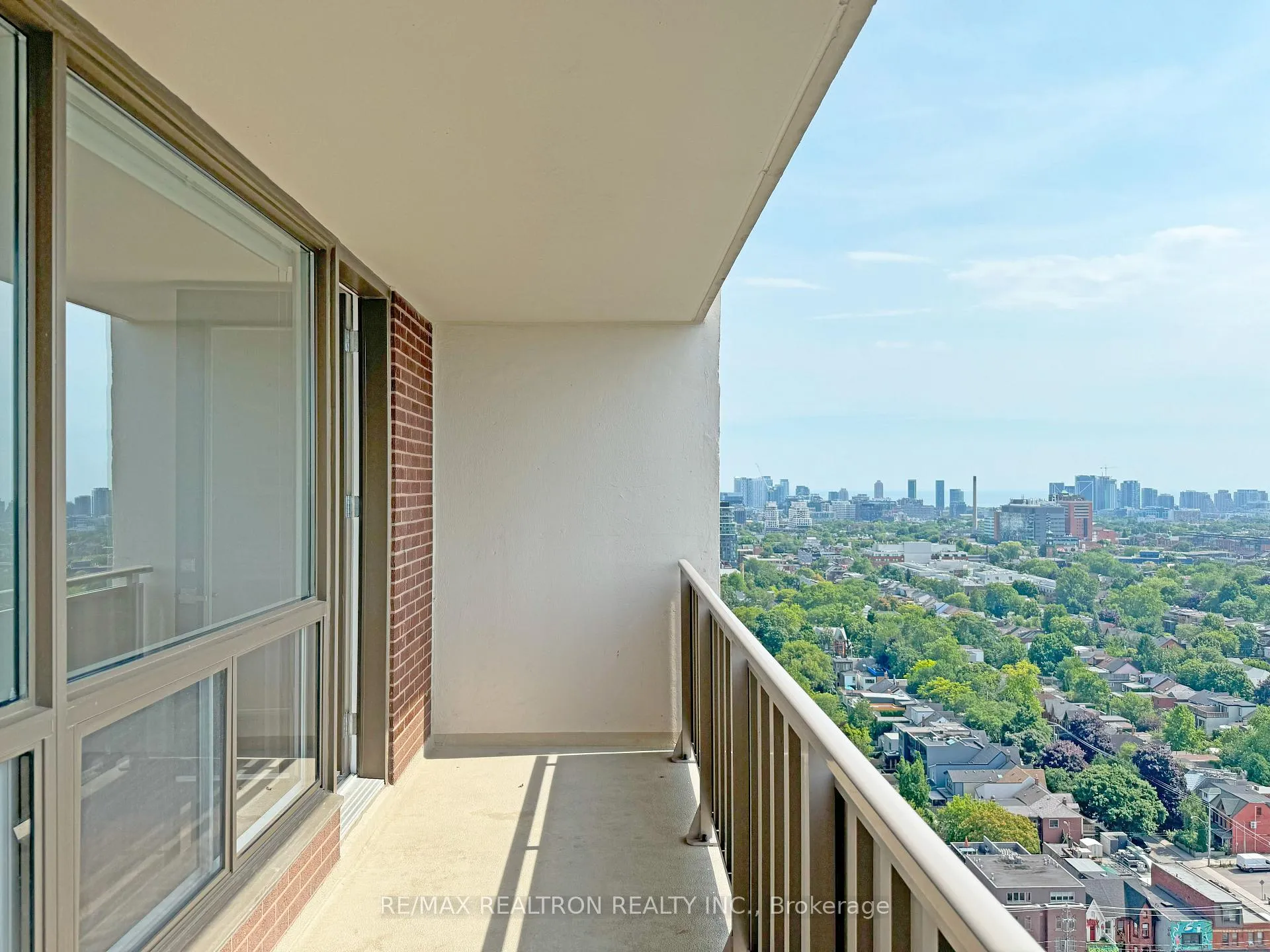 Photo 2 of Unit 1712, 666 Spadina Avenue, Toronto, University — HOMEH