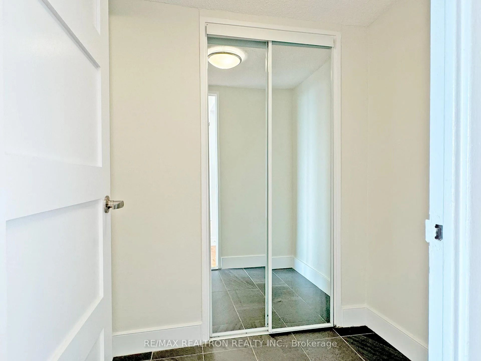Photo 7 of Unit 1712, 666 Spadina Avenue, Toronto, University — HOMEH
