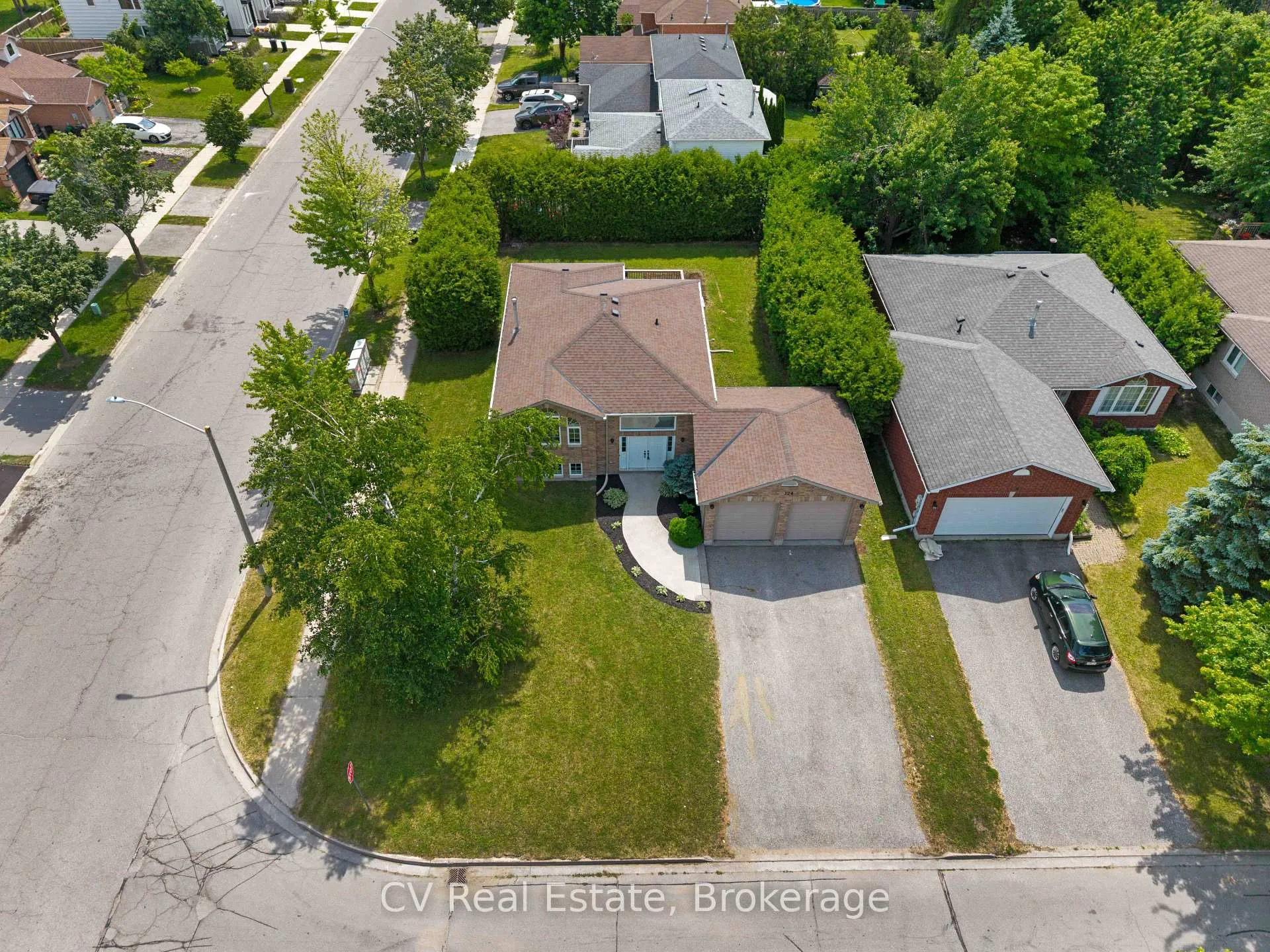 Photo 2 of 124 Columbia Road, Barrie, Holly — HOMEH