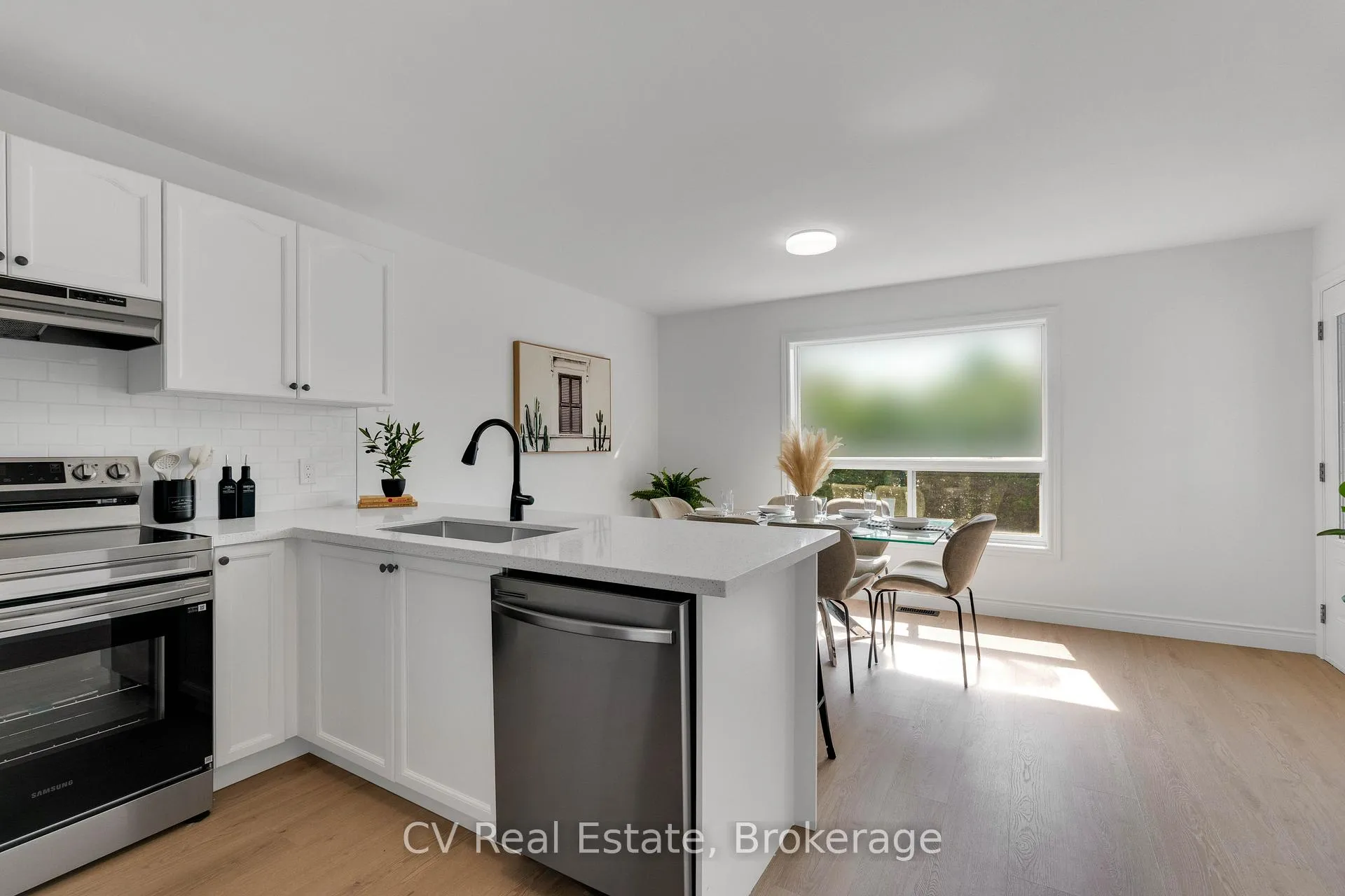 Photo 9 of 124 Columbia Road, Barrie, Holly — HOMEH