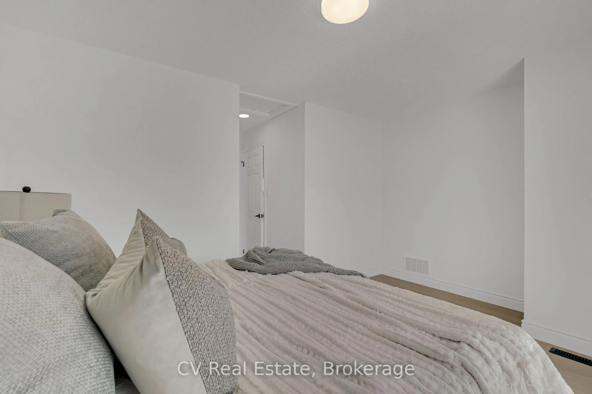 Photo 11 of 124 Columbia Road, Barrie, Holly — HOMEH