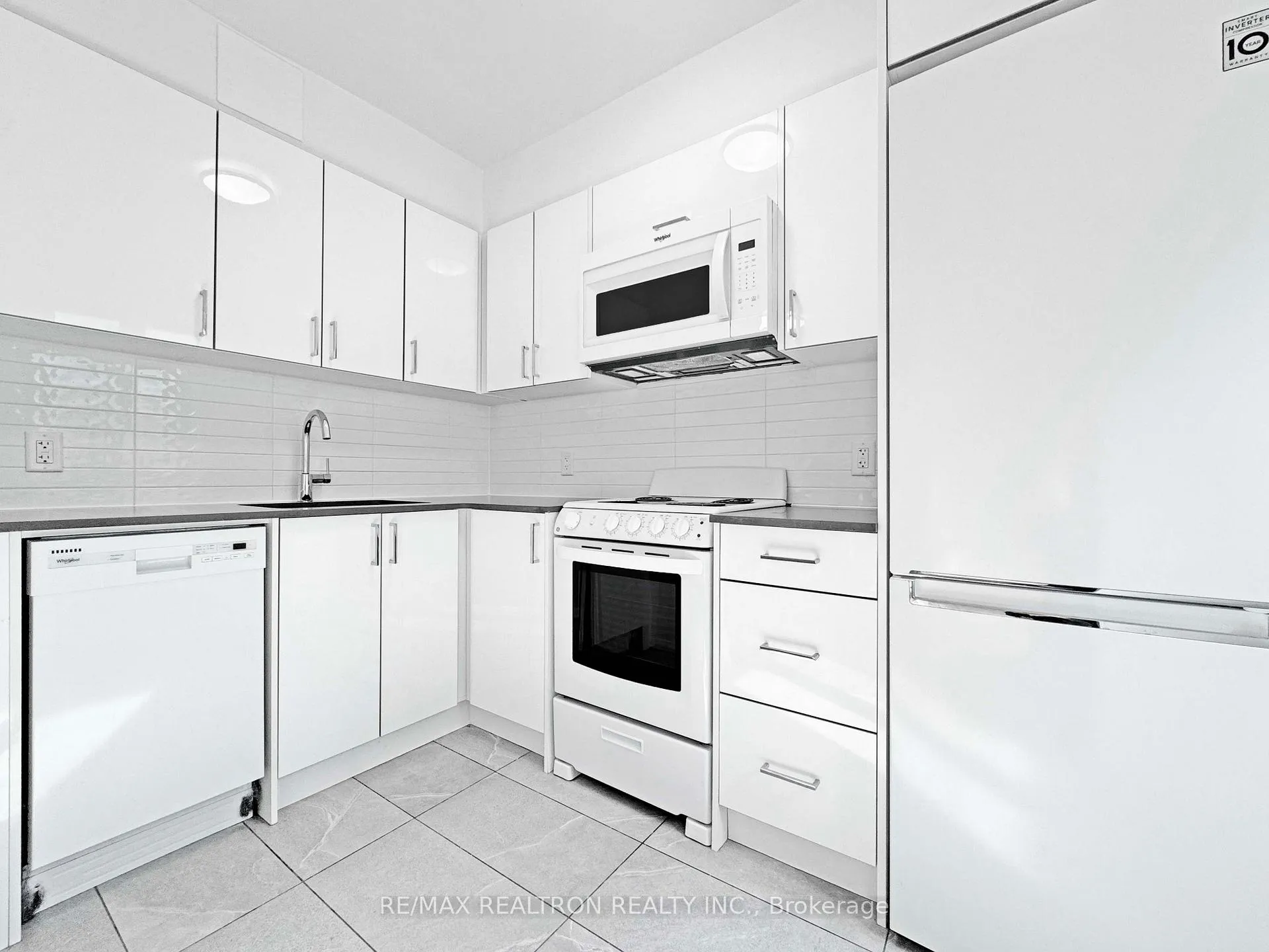 Photo 6 of Unit 325, 398 Avenue Road, Toronto, Casa Loma — HOMEH