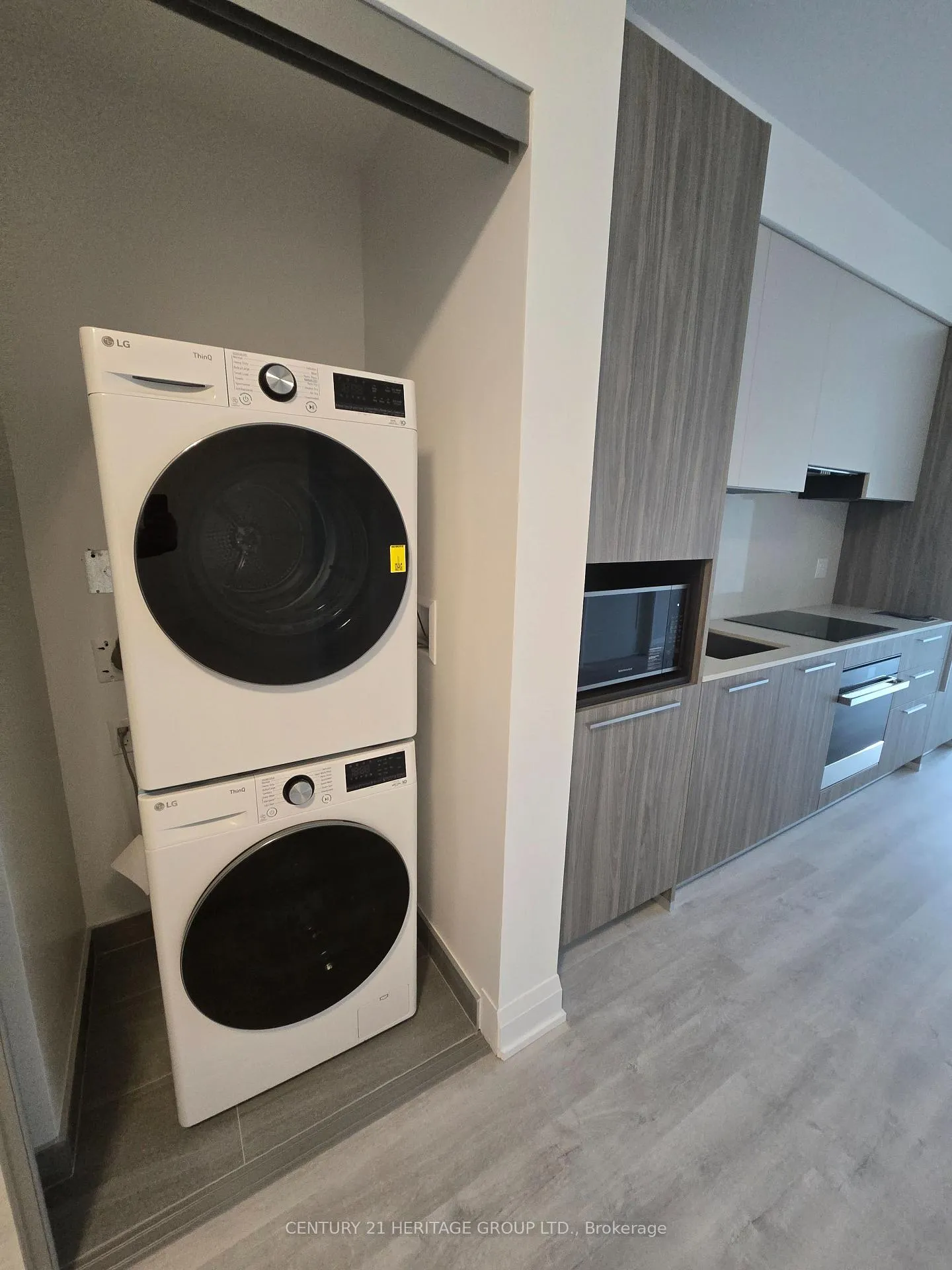 Photo 3 of Unit 1507, 65 Broadway Avenue S, Toronto, Mount Pleasant West — HOMEH