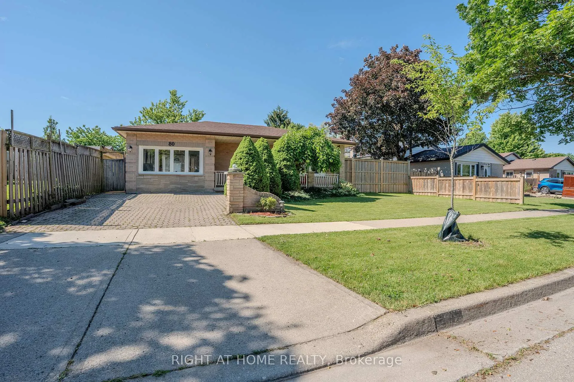 Photo 2 of 80 Chilton Drive, Hamilton, Stoney Creek Mountain — HOMEH