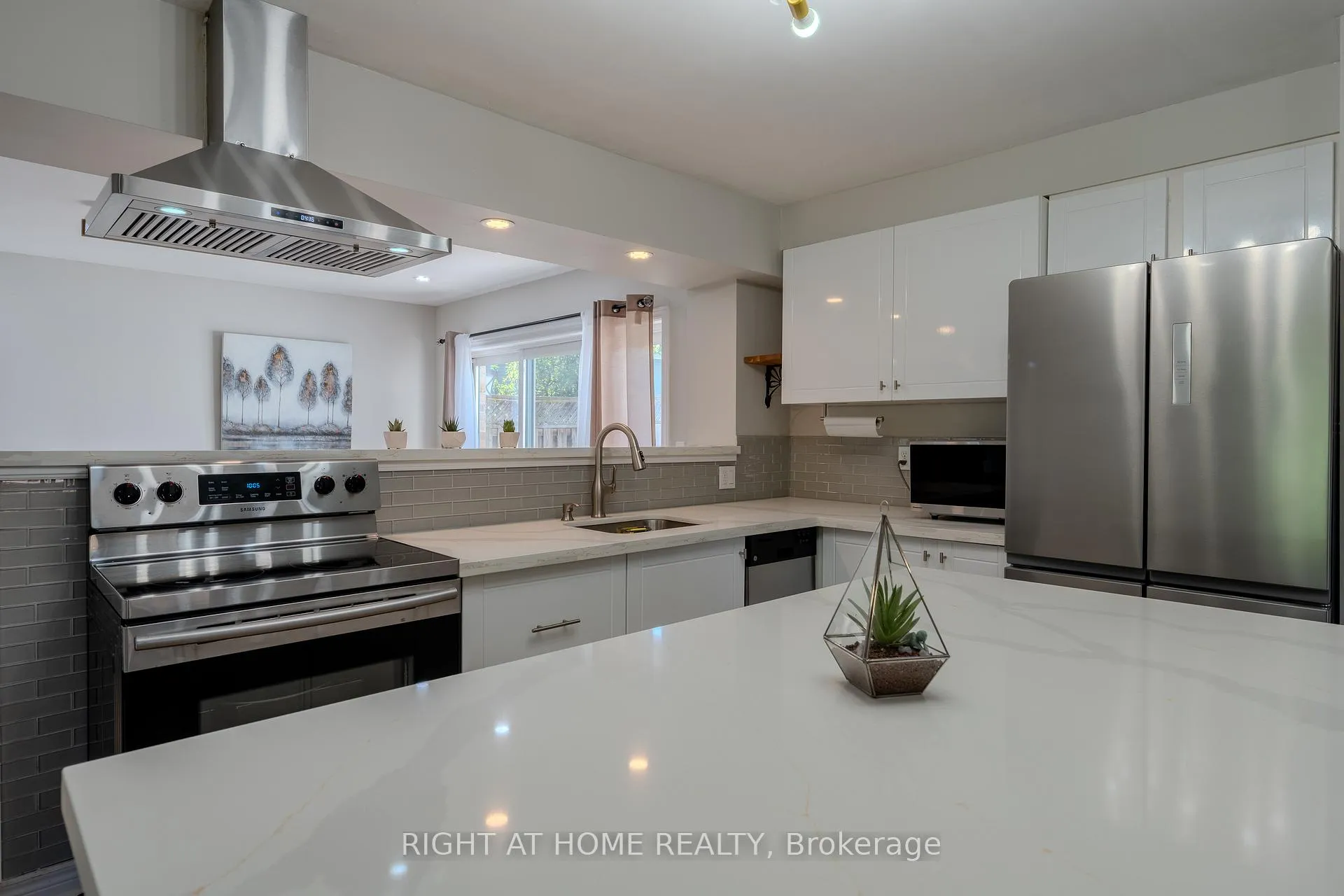 Photo 9 of 80 Chilton Drive, Hamilton, Stoney Creek Mountain — HOMEH