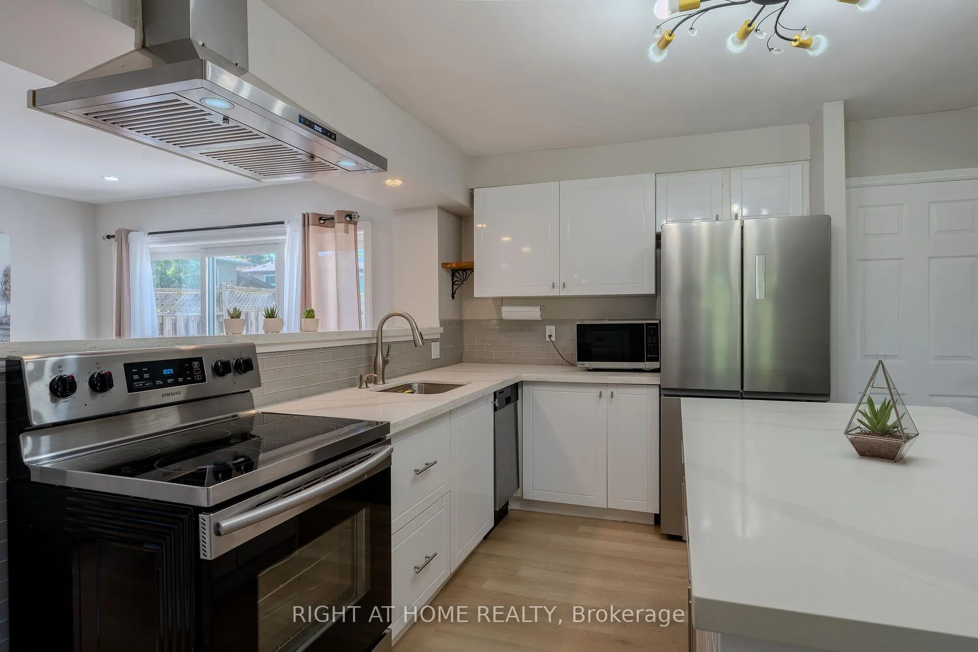 Photo 10 of 80 Chilton Drive, Hamilton, Stoney Creek Mountain — HOMEH