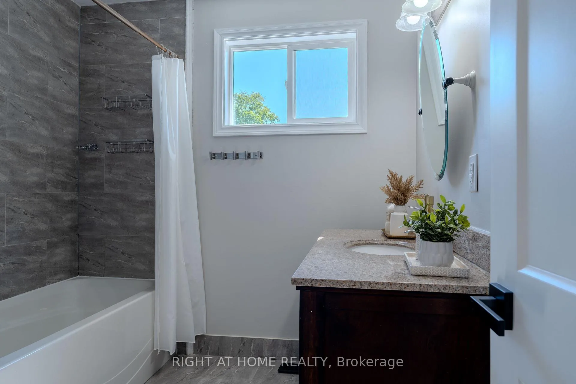 Photo 24 of 80 Chilton Drive, Hamilton, Stoney Creek Mountain — HOMEH
