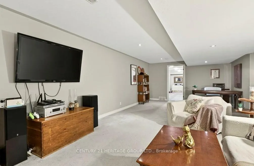 Photo 33 of 67 MacNeil Court, Haldimand — HOMEH