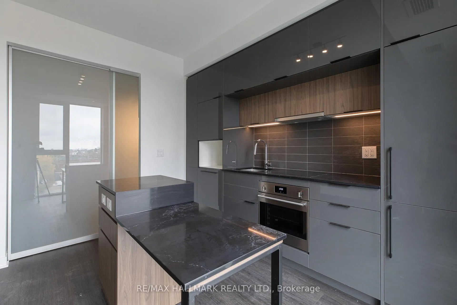 Photo 3 of Unit 607, 185 Alberta Avenue, Toronto, Wychwood — HOMEH