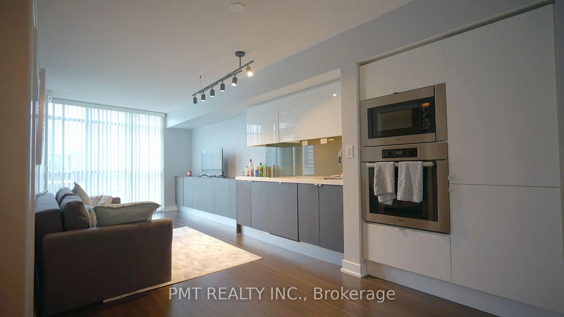 Photo 10 of Unit 323, 21 Iceboat Terrace, Toronto, Waterfront Communities — HOMEH