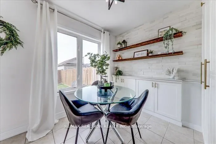 Photo 4 of 76 Gas Lamp Lane, Markham, Cornell — HOMEH