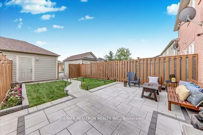 Photo 9 of 76 Gas Lamp Lane, Markham, Cornell — HOMEH