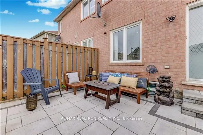 Photo 10 of 76 Gas Lamp Lane, Markham, Cornell — HOMEH