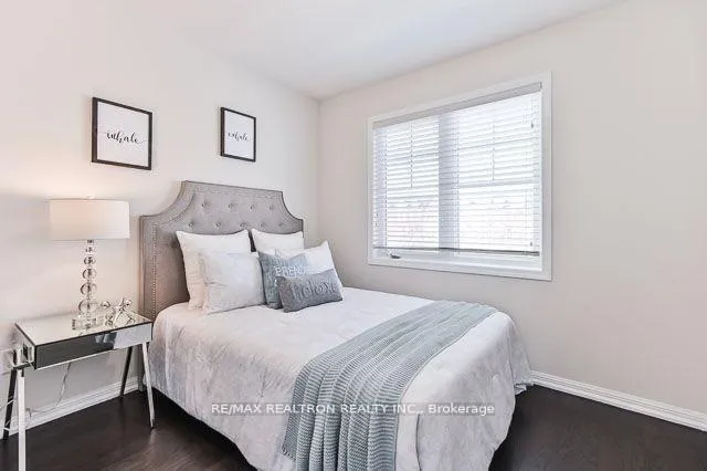 Photo 12 of 76 Gas Lamp Lane, Markham, Cornell — HOMEH