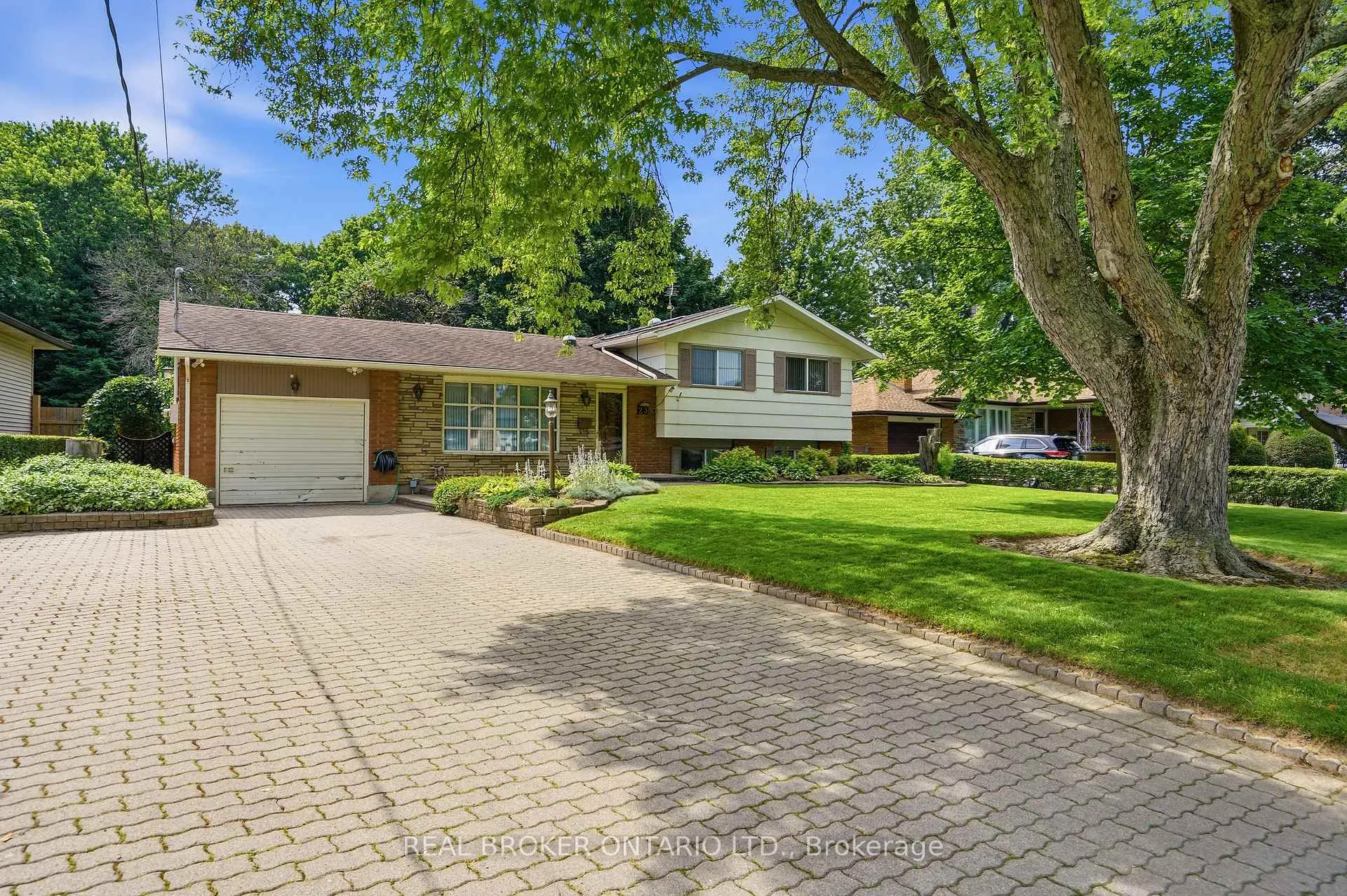 Photo 3 of 23 Kings Grant Road, St. Catharines, Lakeshore — HOMEH