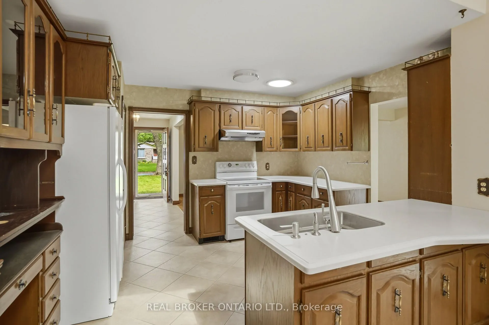 Photo 8 of 23 Kings Grant Road, St. Catharines, Lakeshore — HOMEH