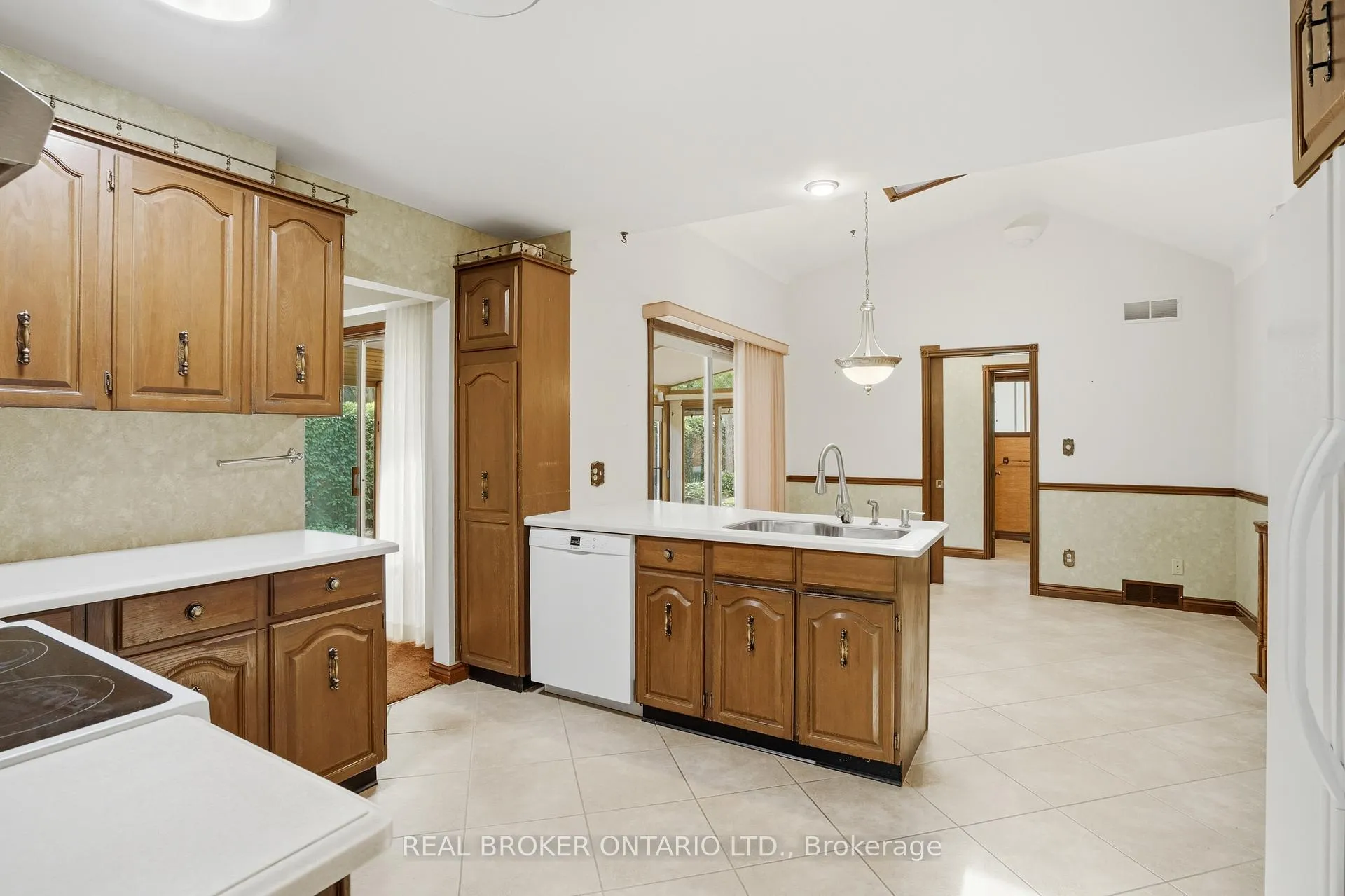 Photo 9 of 23 Kings Grant Road, St. Catharines, Lakeshore — HOMEH