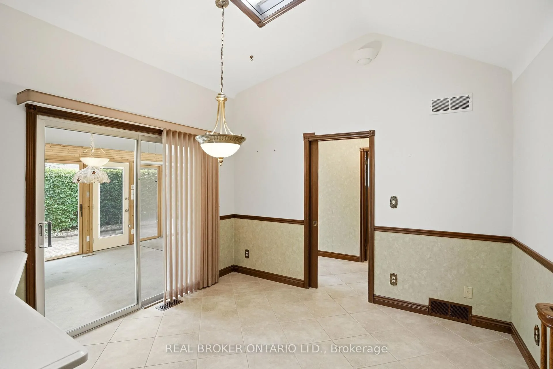 Photo 11 of 23 Kings Grant Road, St. Catharines, Lakeshore — HOMEH