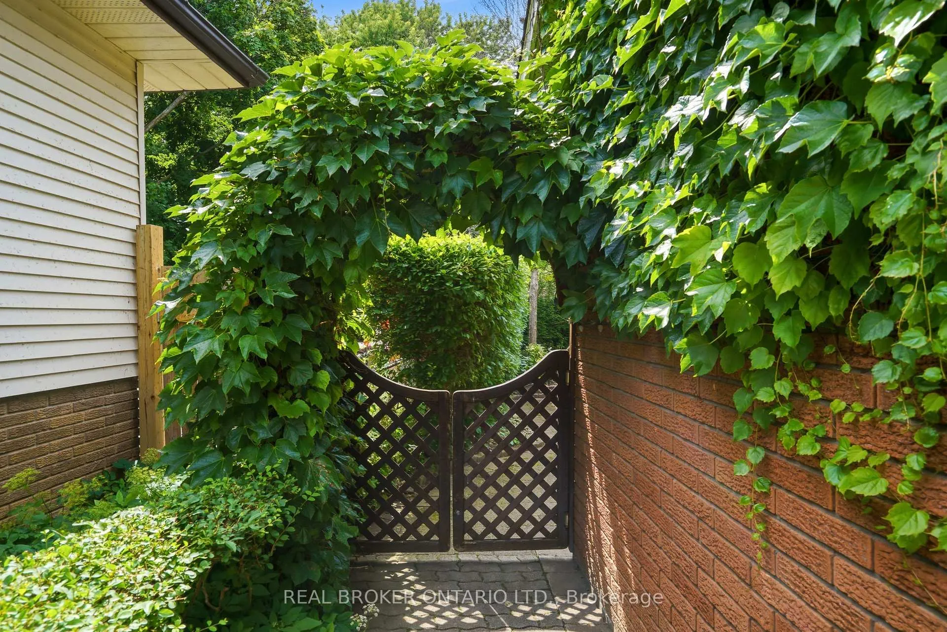 Photo 30 of 23 Kings Grant Road, St. Catharines, Lakeshore — HOMEH