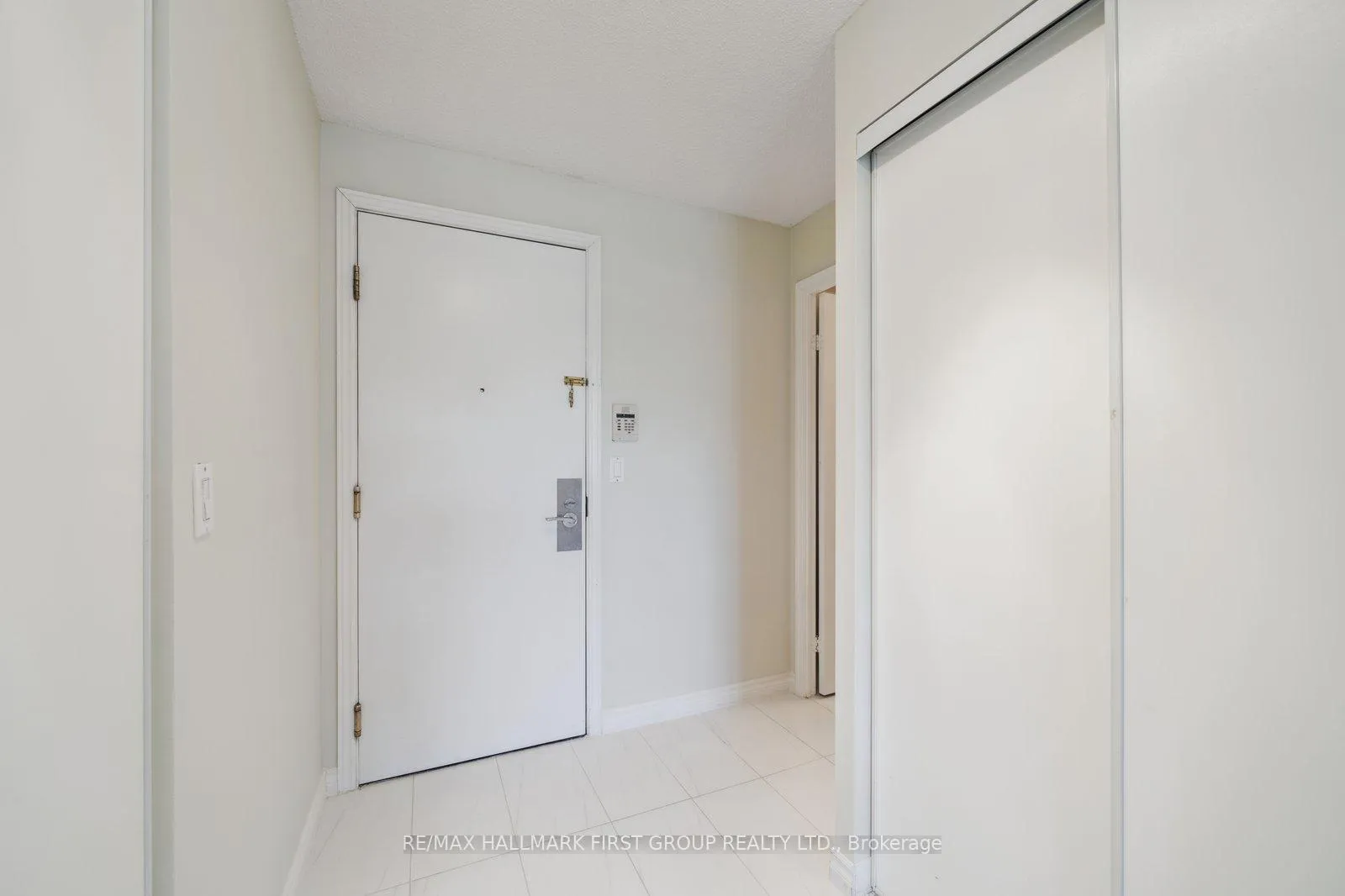 Photo 4 of Unit 304, 1000 The Esplanade N, Pickering, Town Centre — HOMEH