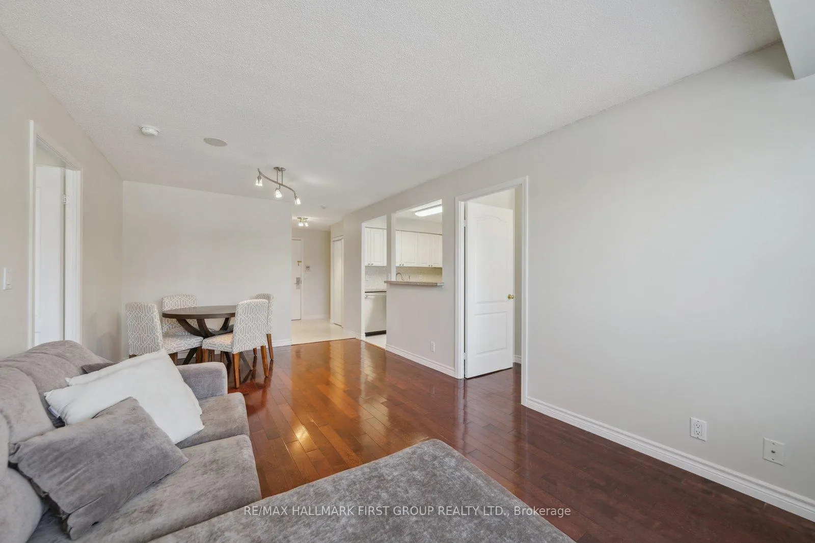 Photo 10 of Unit 304, 1000 The Esplanade N, Pickering, Town Centre — HOMEH