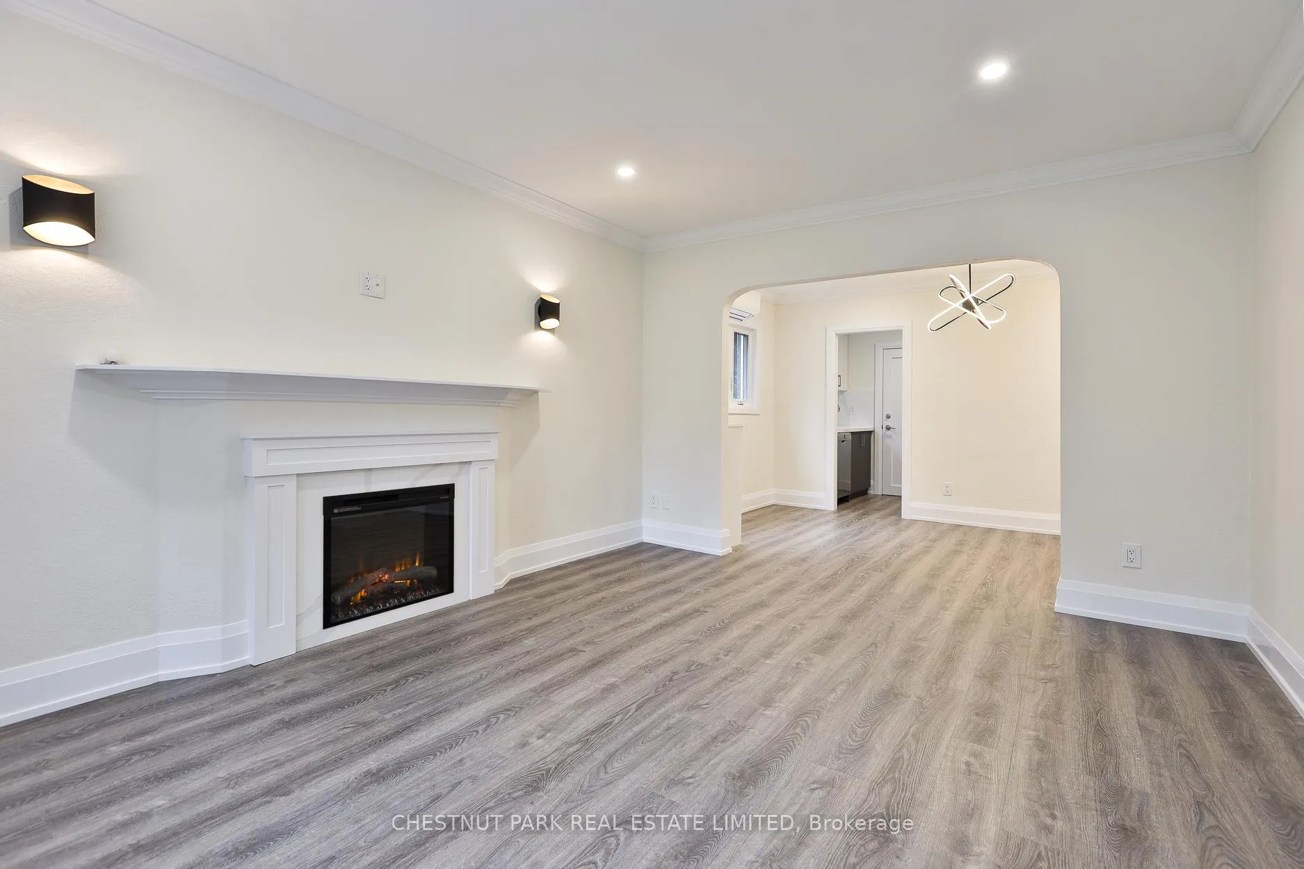 Photo 3 of Unit Main, 4 Oriole Crescent, Toronto, Yonge-St. Clair — HOMEH