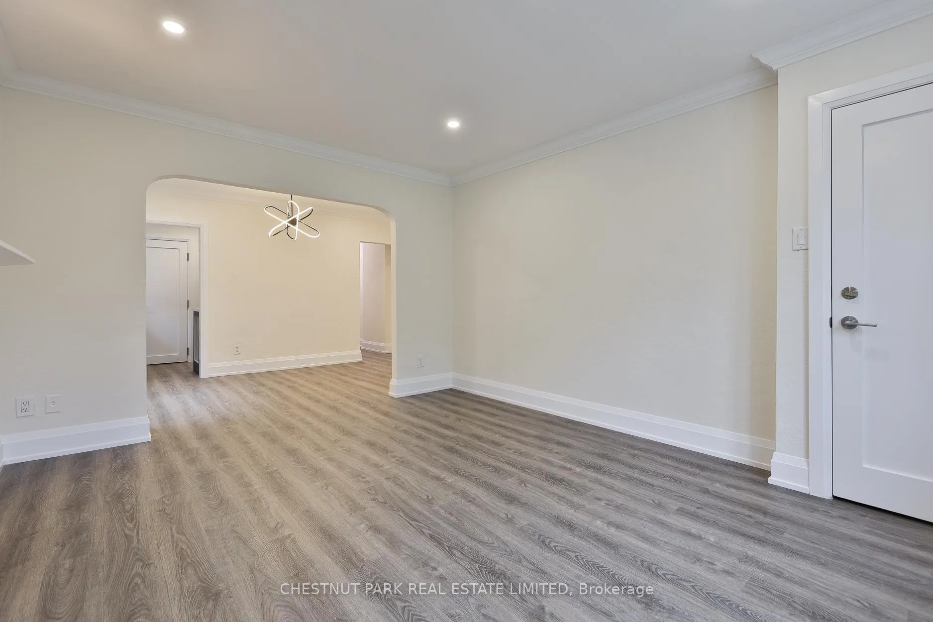 Photo 4 of Unit Main, 4 Oriole Crescent, Toronto, Yonge-St. Clair — HOMEH