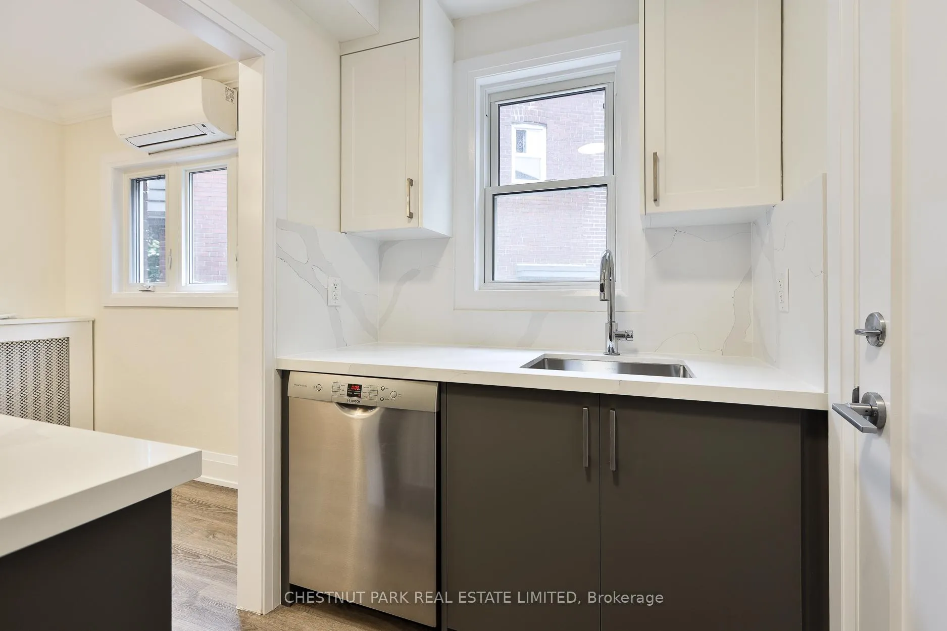 Photo 10 of Unit Main, 4 Oriole Crescent, Toronto, Yonge-St. Clair — HOMEH