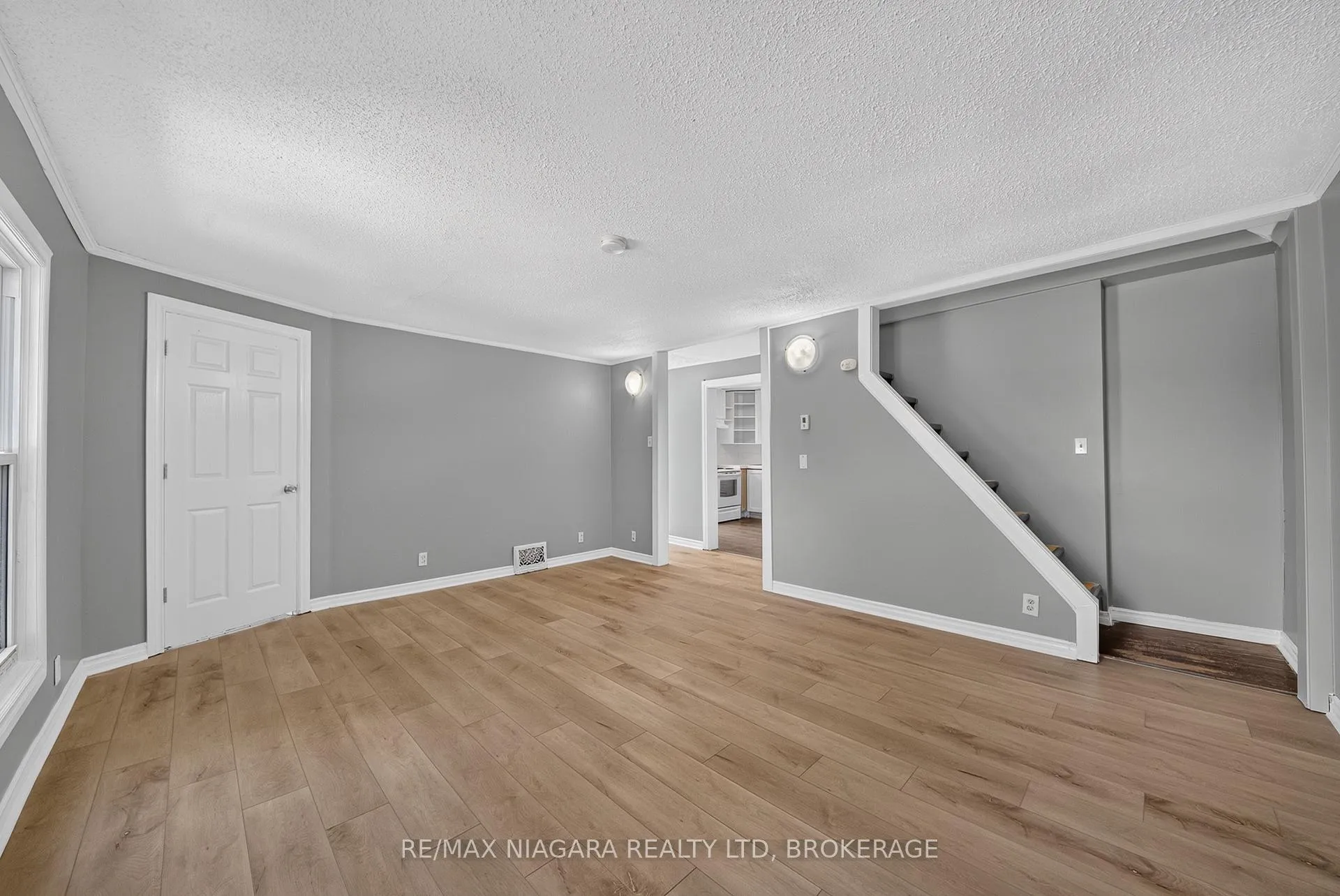 Photo 12 of 4454 Huron Street, Niagara Falls, Downtown — HOMEH