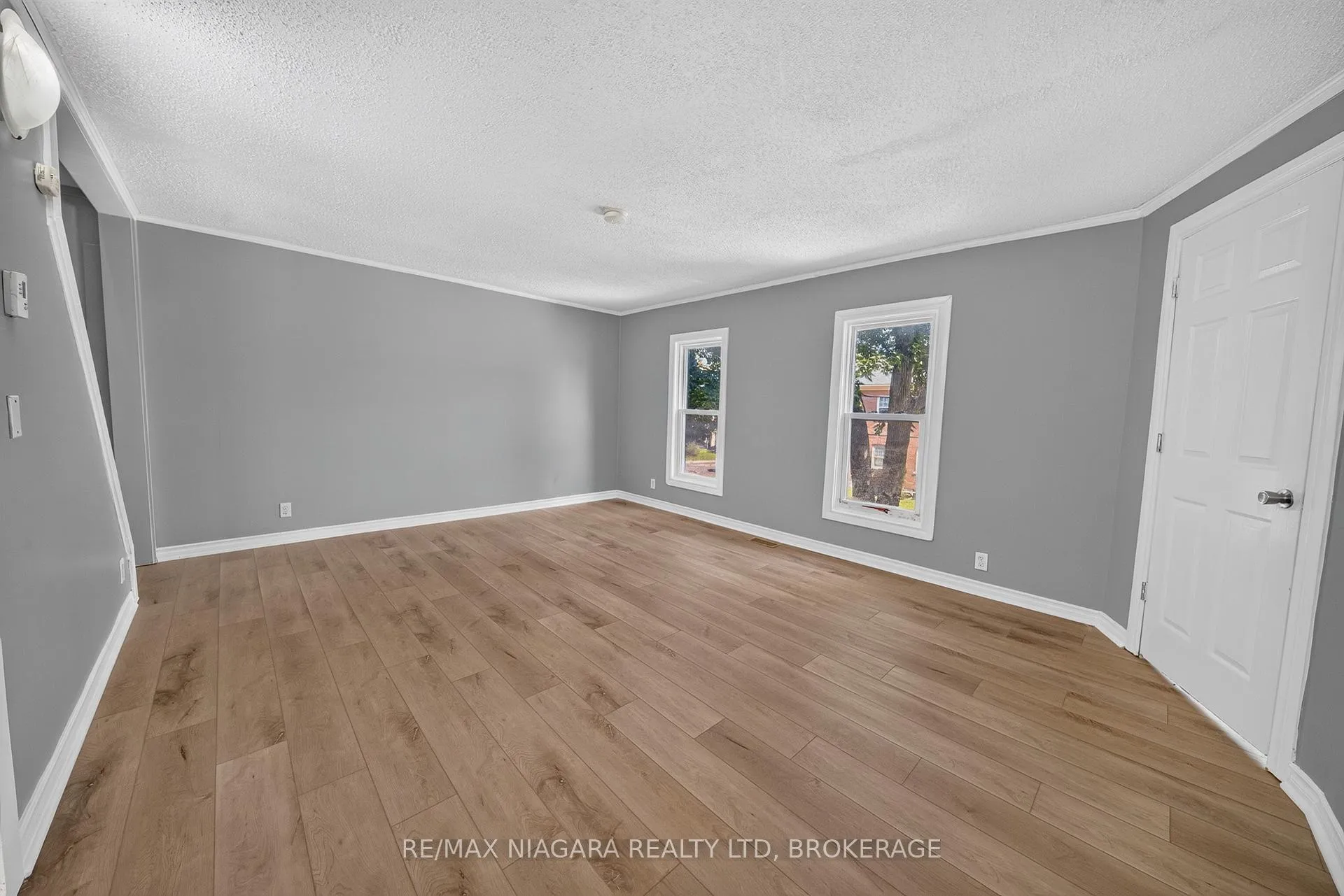 Photo 13 of 4454 Huron Street, Niagara Falls, Downtown — HOMEH