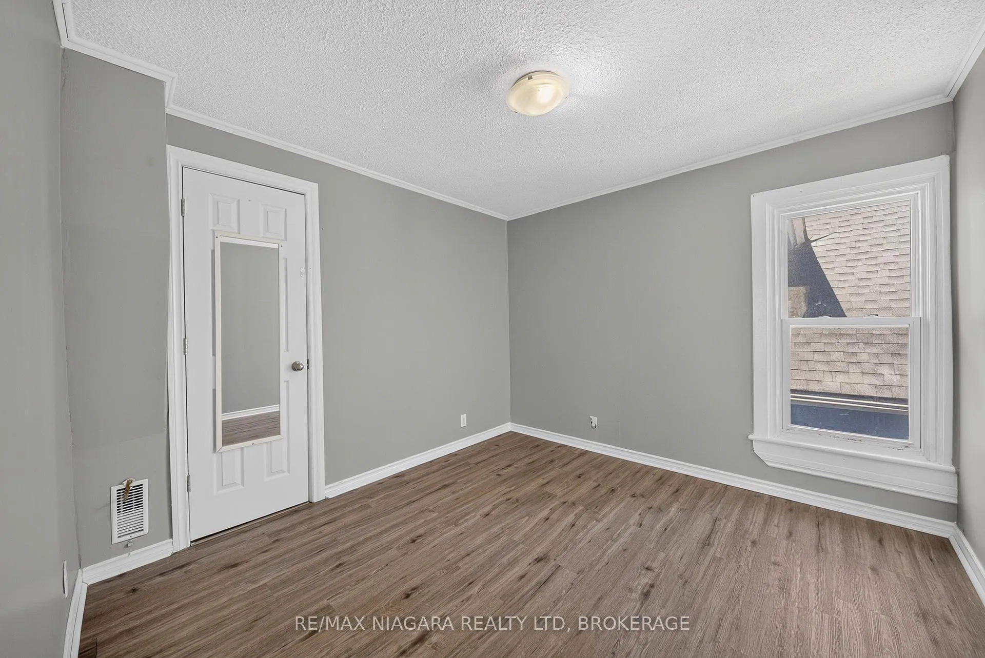 Photo 15 of 4454 Huron Street, Niagara Falls, Downtown — HOMEH