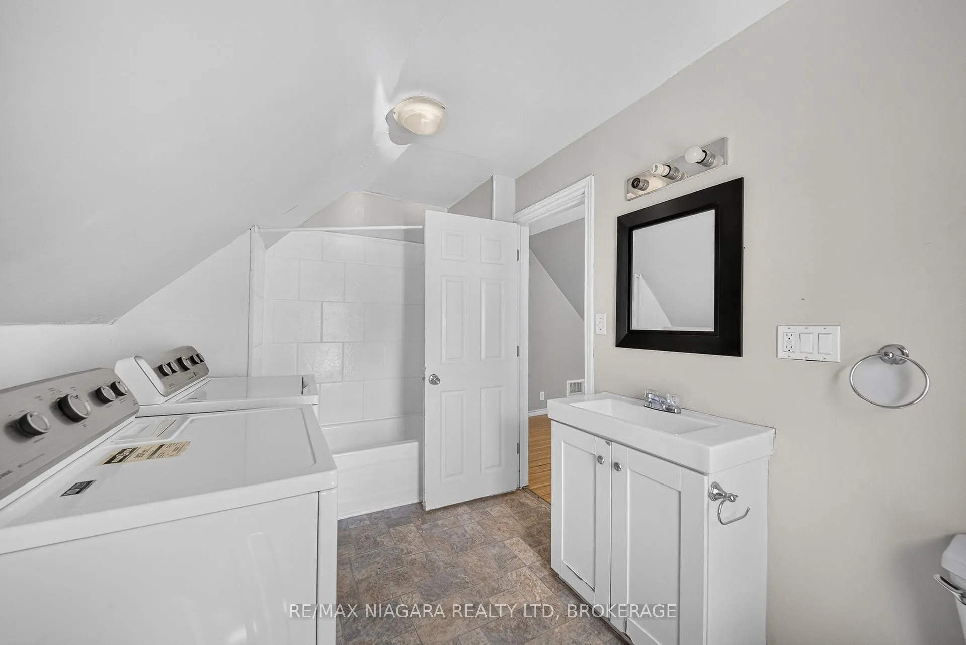 Photo 20 of 4454 Huron Street, Niagara Falls, Downtown — HOMEH